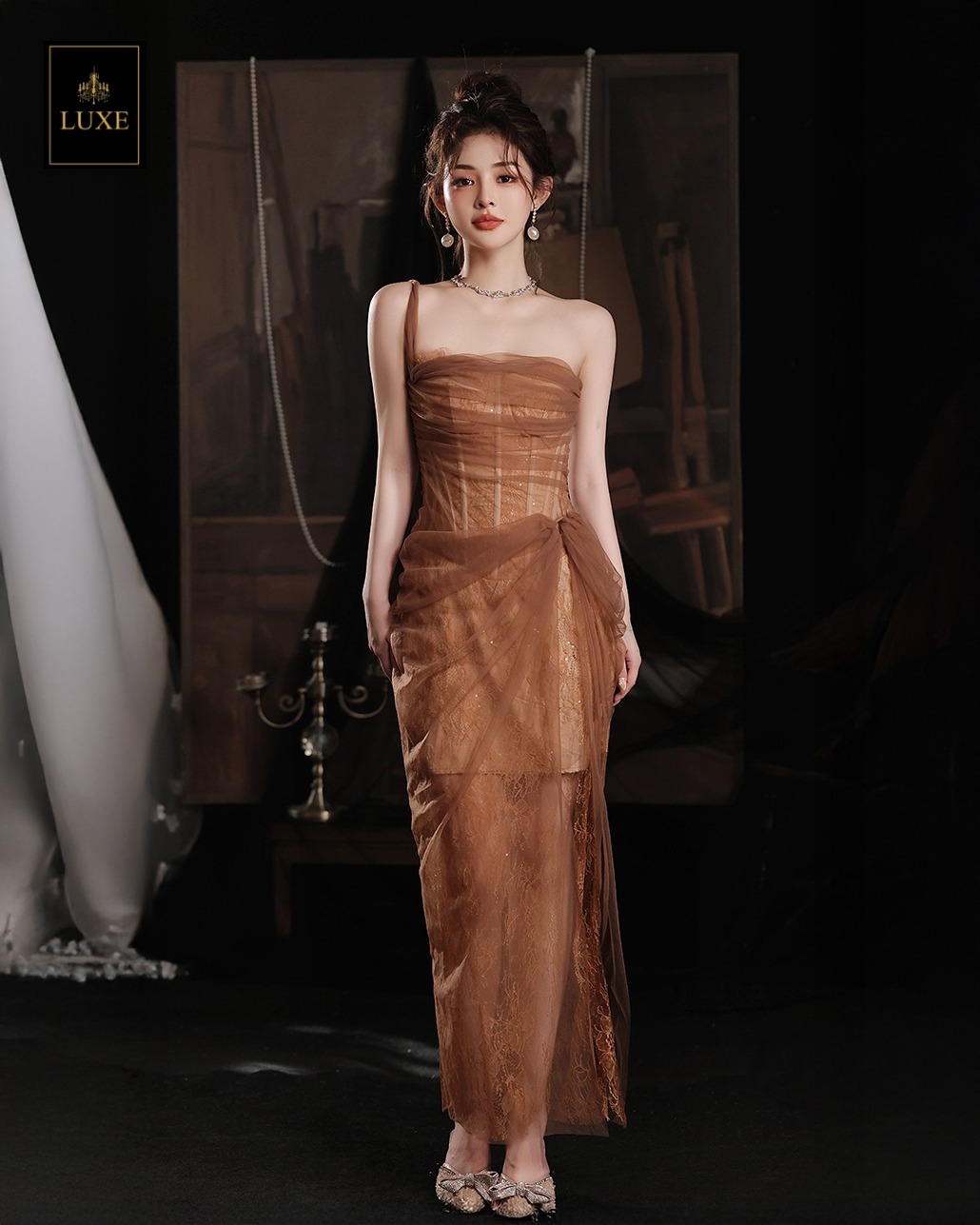 Label : LUXE ☑️เดรสเสื้อเกาะอก มีโครงแบบคอร์เซ็ต ซ้อนทับด้วยผ้าเน็ตจับเดรป กระโปรงจับเดรป ☑️ทำจากผ้าลูกไม้และผ้าเน็ตเนื้อนุ่มยืดหยุ่นได้เล็กน้อย
