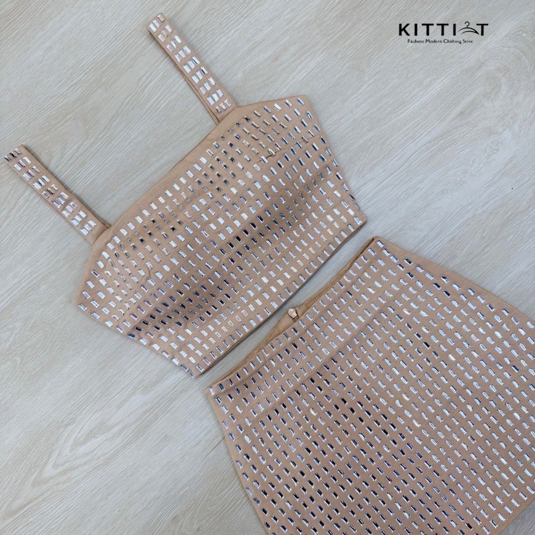 Set (2) ชิ้น เสื้อสายเดียว+กระโปรง ตัวแม่ตัวมัม พร้อมขโมยซีน้องตัวมีสาย ตกแต่งด้วยเพชรปักทั้งตัวทำให้โดดเด่นมีฟองน้ำเสริมอก ซิบหลัง กระโปรงปักเพชรทั้งตัว มีซับทั้งตัวไม่คัน set นี้คือที่สุดของ details สำหรับ event สำคัญของคุณ