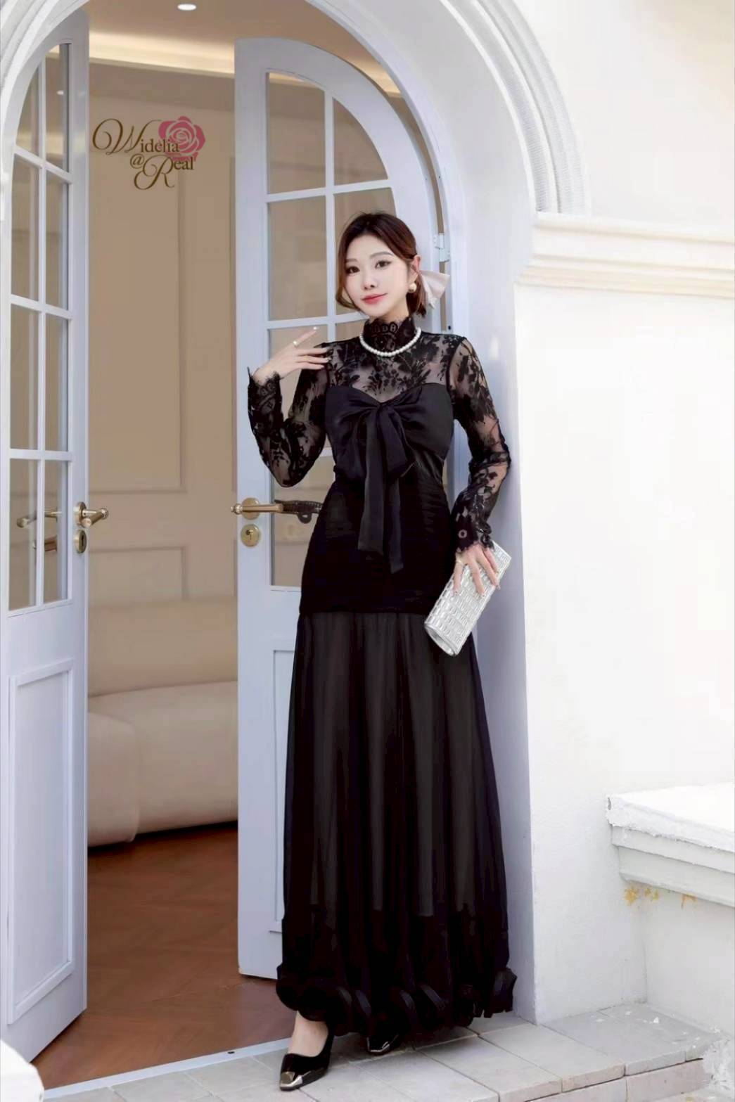 Maxi Dressแขนยาวแต่งด้วยผ้าลูกไม้สืดำเนื้อผ้าอย่างดีเคสติ้งเนี๊ยบตรงอกประดับด้วยโบว์ใหญ่ไฮโซมากแม๊ขอแนะนำเลย รับรองใส่ออกมาไม่ผิดหวัง บอกเลยห้ามพลาดเด็ดขาดงานดีงานสวยจริงต้อง Widelia @ Real