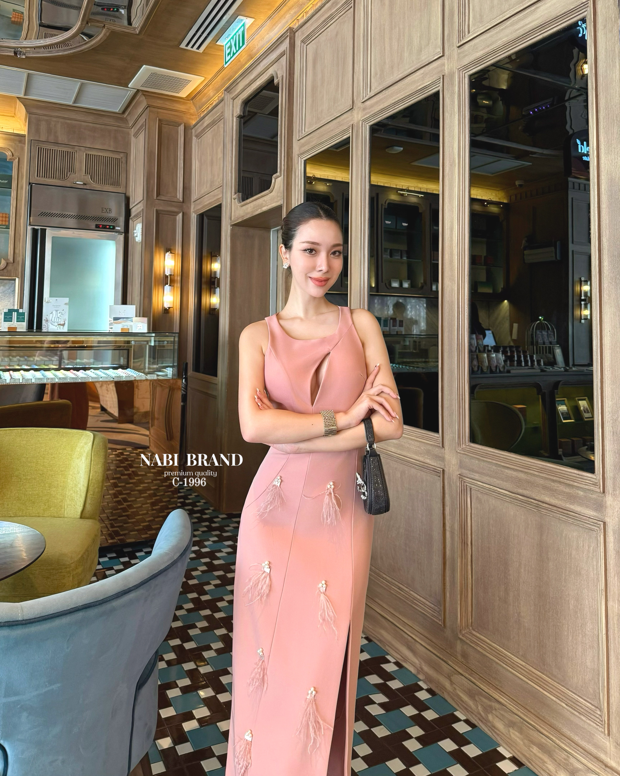 เดรสแขนกุดทรงสอบเข้ารูปดีไซน์ผ่าช่วงอกแอบเซ็กซี่ไฮคลาสสุด ช่วงเอวตัดด้วยผ้าเงา ด้านหน้าแต่งด้วยขนนก ผ่าทรงAเล็กน้อย เดินสบาย ทรงสวยหรูดูแพงลัคชู สามารถใส่ออกงาน ไปงานแต่ง ได้เลยค่ะ สวยจึ้งมาก!! ห้ามพลาดนะคะ😘 #NABIBRAND #งานป้ายnabi #นาบีแบรนด์ #ชุ
