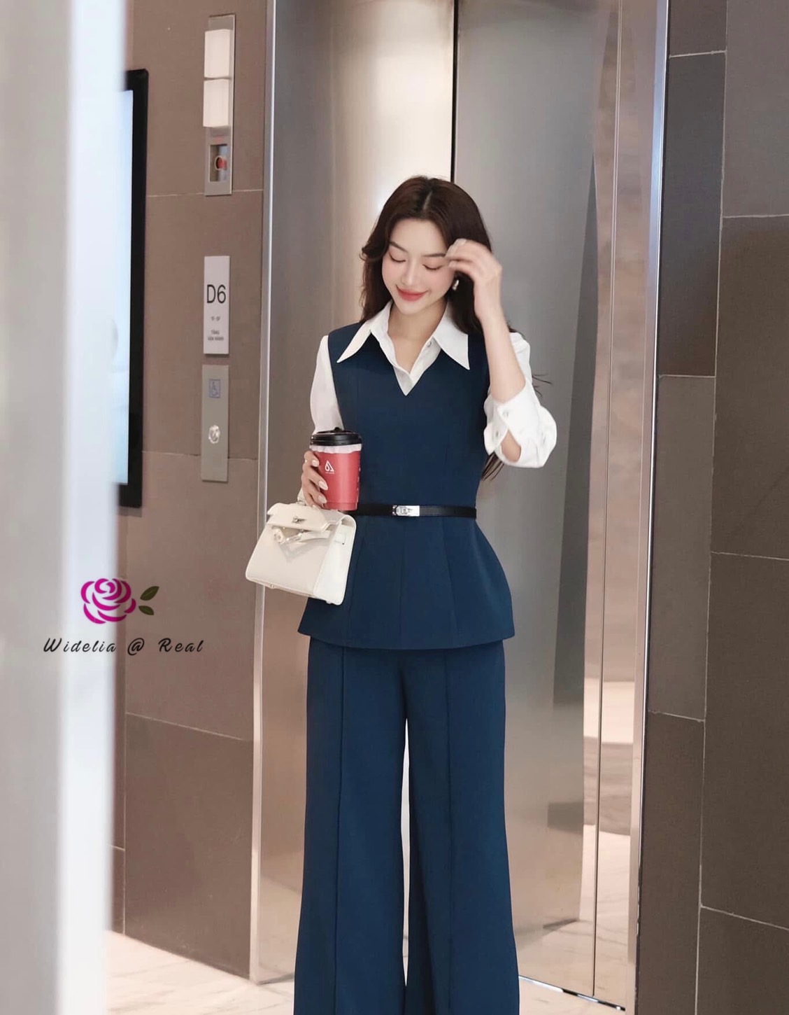 Set 4 ชิ้น มีเสื้อเชิ้ตสีขาว+เสื้อแขนกุด+กางเกงขายาว+เข็มขัด 1 เส้น งานเนื้อผ้าอย่างดีมีน้ำหนัก ผ้าไม่บาง ตัวเสื้อแขนกุดซิปหลัง กางเกงขากระบอกทรงเอวสูง เย็บตีเกล็ดหน้า