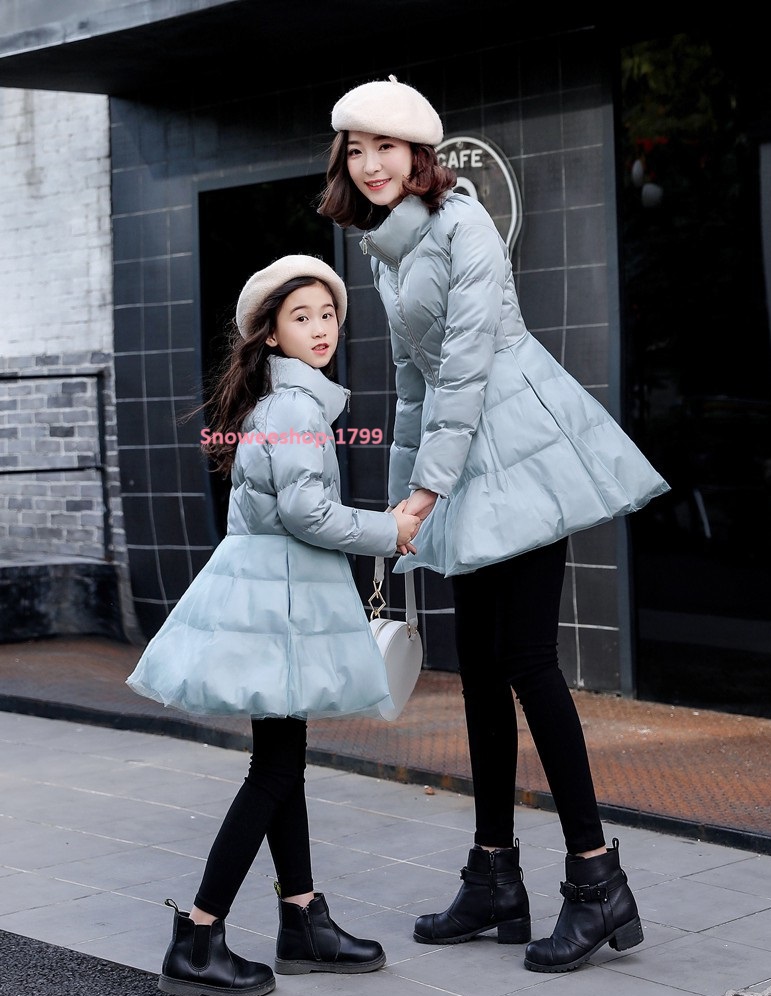ชุดกันหนาวคู่แม่ลูก เดรสกันหนาวทรงสลิมเข้ารูป ใส่เป็นคู่หรือใส่เดียว เหมาะมากสำหรับสาวหวาน แต่งปกคอสูงผ้าหนาใส่กันหนาวติดลบ กันหิมะ กันหยดน้ำ กันหนาวได้ดี มี 2 สี