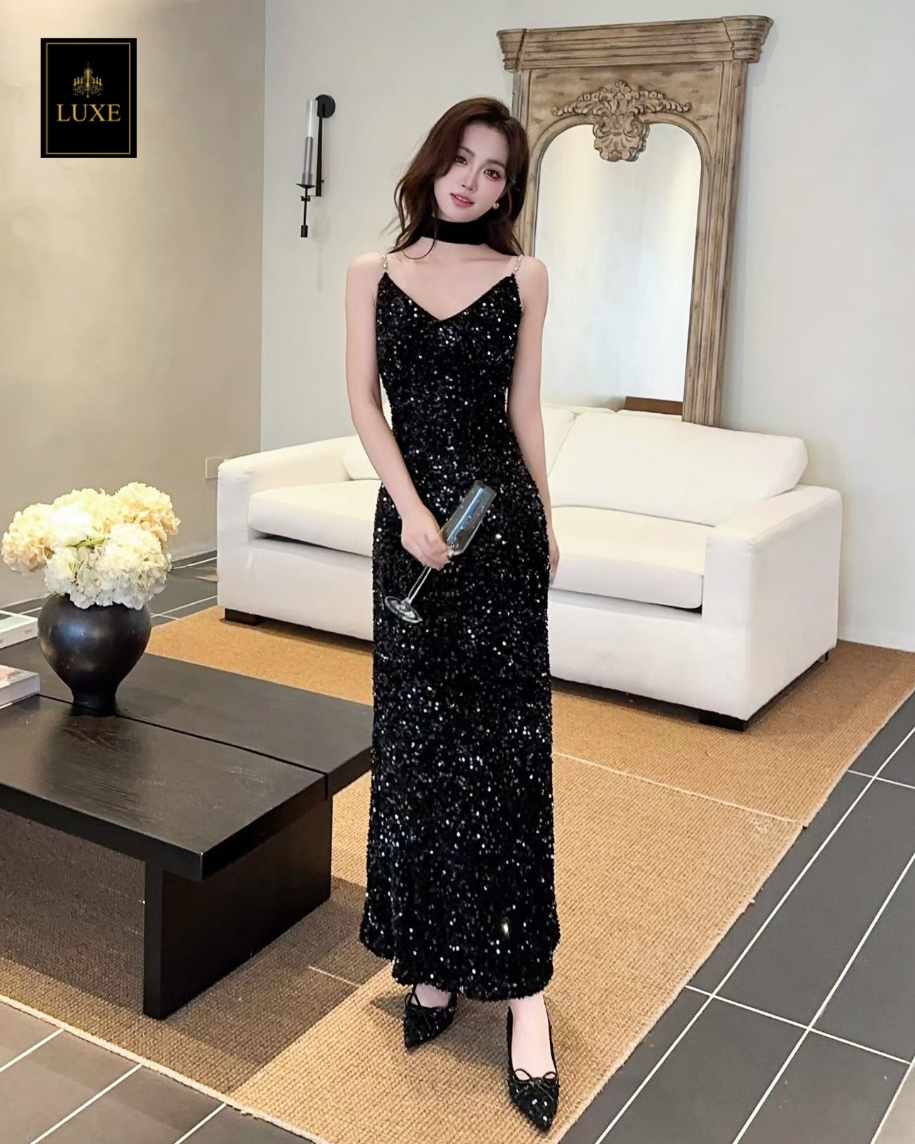 เดรสเสื้อสายเดี่ยว กระโปรงยาวทางเอ ☑️ชุดทำจากผ้ายืดปักเลื่อม ยืดหยุ่น สายทำจากโซ่ประดับมุก ☑️มีซิปซ่อนและซับในอย่างดี