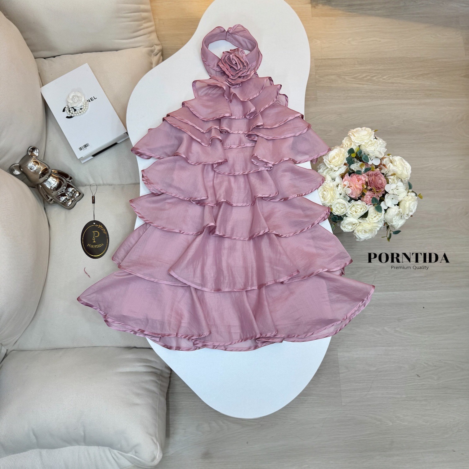 ชุดเดรสสีชมพู ชุดเดรสคล้องคอแต่ง แต่งดอกกุหลาบด้านหน้า เป็นชุดเดรสชั้นรุ่นนี้สวยมาก