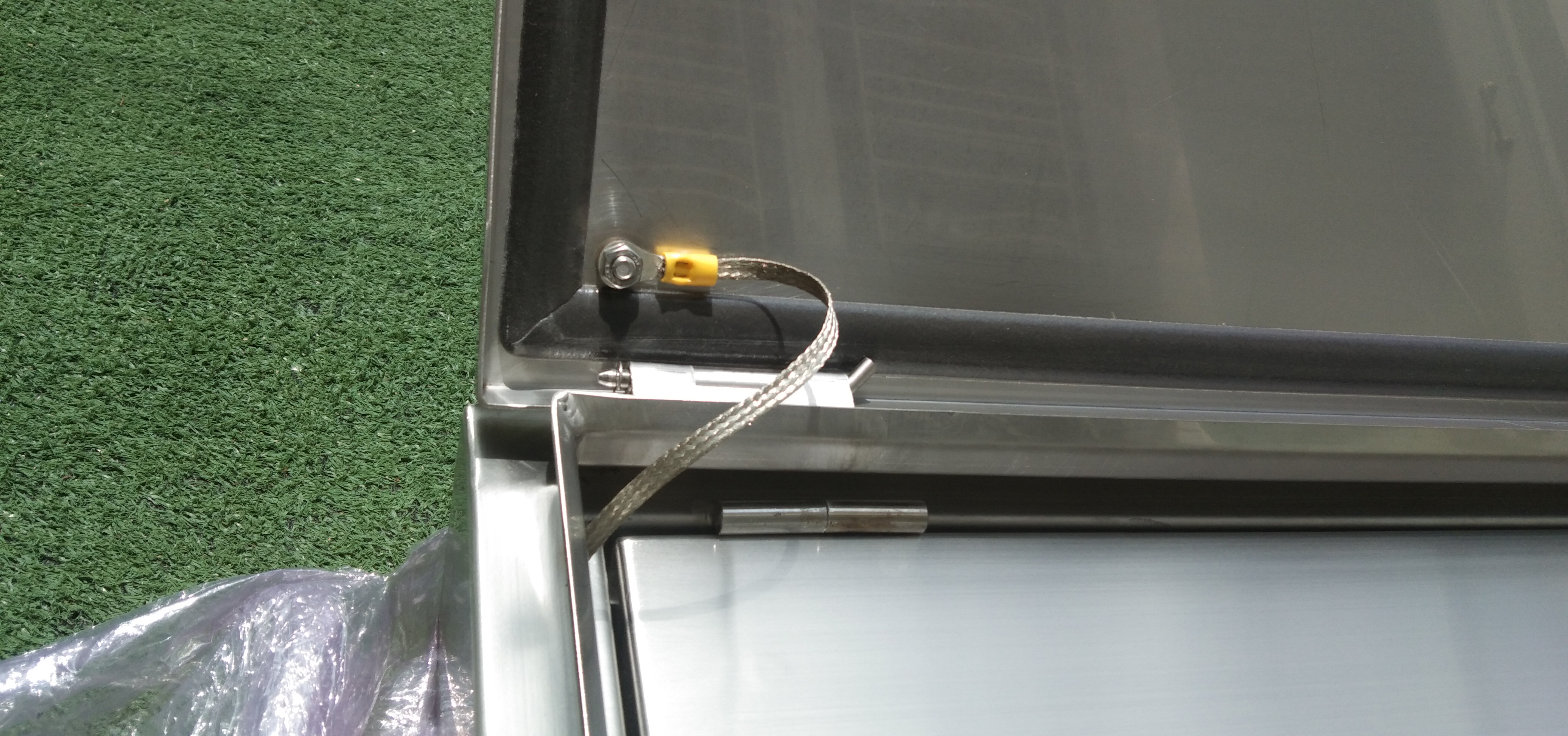 LOAD CENTER 250A ตู้สแตนเลส 304 มีหลังคาสโลป W450xH1050xD152mm. (42ช่อง)