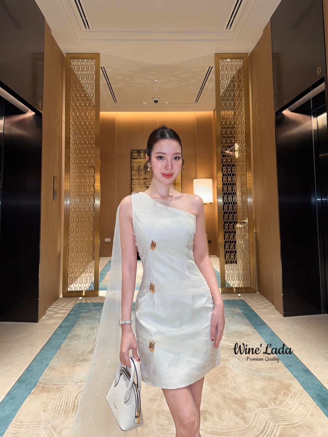 Dress . มินิเดรส เดรสสั้นปาดไหล่ ไหล่แต่งผ้าชีทรูยาว ใช้ผ้าสองชั้น มีอะไหล่ทองแต่งด้านหน้า เพิ่มความลัคซู งานสวย ผ้าดี ทรงสวย งานจริงสวยมากค่ะ ใส่แล้วผอมเพียว เนื้อผ้าใส่สบาย เดรสเป็นซิปข้างซับในทั้งตัว ใครได้ลองแล้วจะหลงรักค่าา รับรองคุ้มเว่อร์ งานสวยมาก