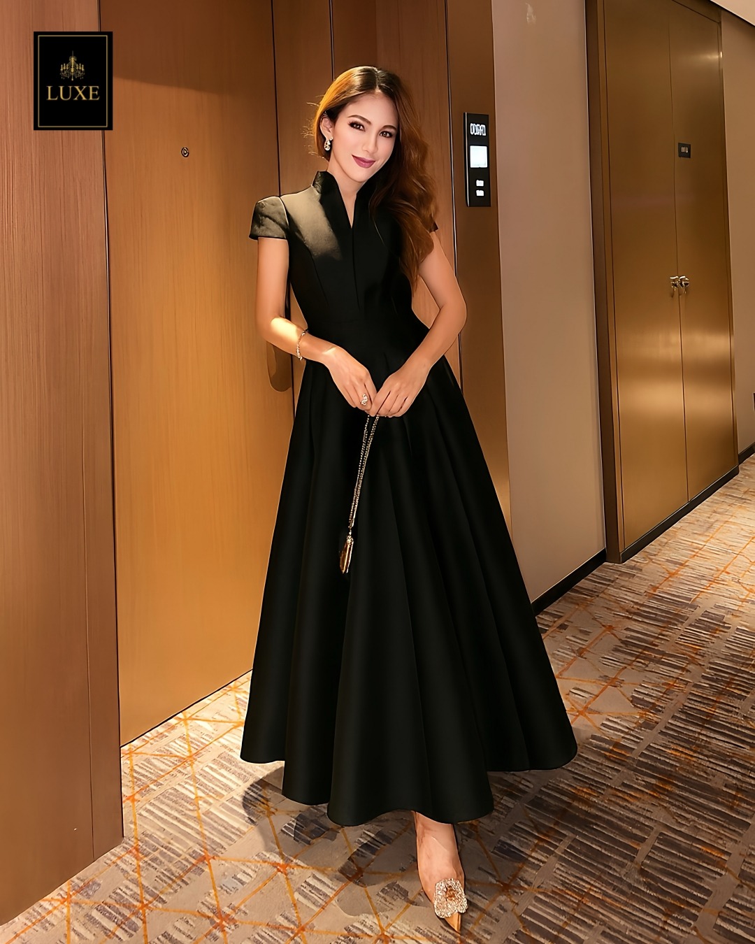 Label : LUXE ☑️เดรสเสื้อคอตั้ง แขนสั้น กระโปรงบาน ☑️ทำจากผ้าไหมดัตเชส ผ้าเนื้อดี เป็นทรง ใส่สบาย