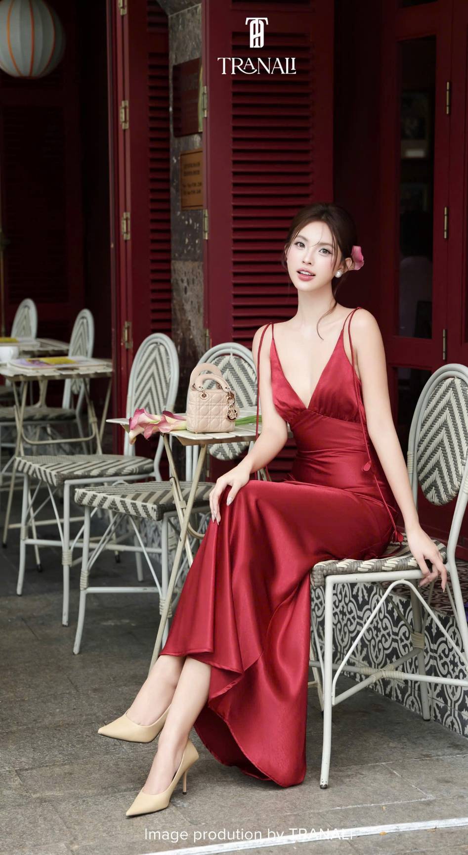 เดรสยาวผูกไหล่แต่งดอกไม้ เนื้อผ้าซาตินหนาทิ้งตัว ใส่แล้วดูเพรียว ผ้าพรีเมี่ยมเนื้อเงาวาวเย็นลื่น ดูแพงมาก คัตติ้งสวยเข้ารูปชายพริ้วบานออก ทรงสวยมาก เดรสออกงานคลาสสิค ควรมีติดตู้