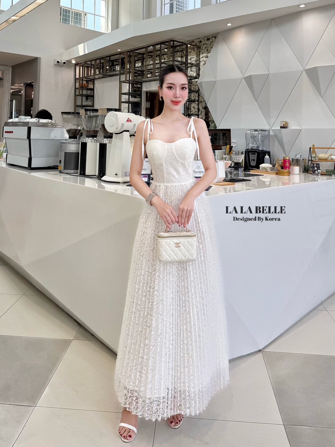 แม็กซี่เดรสสายเดี่ยวลูกไม้ทั้งชุดอกหัวใจเสริมหน้าอกสายเดี่ยวผูกโบว์บ่าช่วงตัวเย็บเก็บทรงเข้ารูปกระโปรงยาวลูกไม้อัดพีทรอบตัวมีซับในถึงปลายชุดสวยหรูดูแพงสุดๆงานคุณภาพเกรดพรีเมี่ยม1:1 คัทติ้ง และ แพทเทริน์เป๊ะ ค่ะ น่ารักฝุดๆไปเลยค้ารุ่นนี้มิกซ์กับรองเท้าส้นส