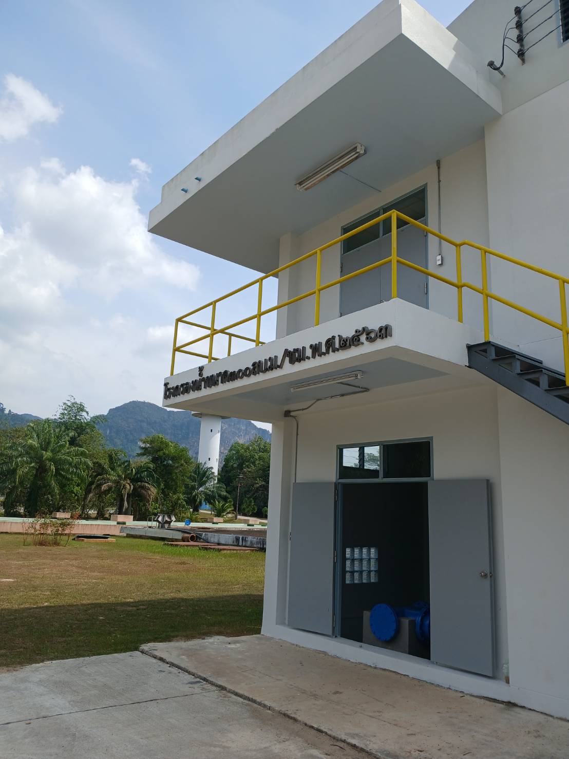 อักษรเเสตนเลส รมดำ " โรงกรองน้ำ ขนาด๓๐๐ลบม./ชม.พ.ศ.๒๕๖๓ "