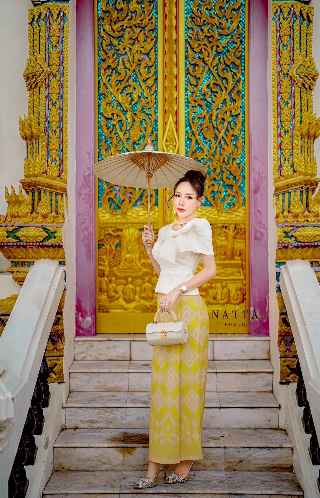 ชุด Set 2 ชิ้น เซ็ตชุดผ้าไทยเสื้องานผ้าลูกไม้สีครีม แต่งระบายเสื้อ ซิปด้านหลัง เสริมฟองน้ำทรงสวยมากขึ้น มีโบว์ผ้าชีฟองให้ในชุดด้วย มาพร้อมกระโปรงยาวซิปลายผ้าไทย แหวกด้านหลัง งานผ้าหนาสวยมากรุ่นนี้ค่า แนะนำมากค่า