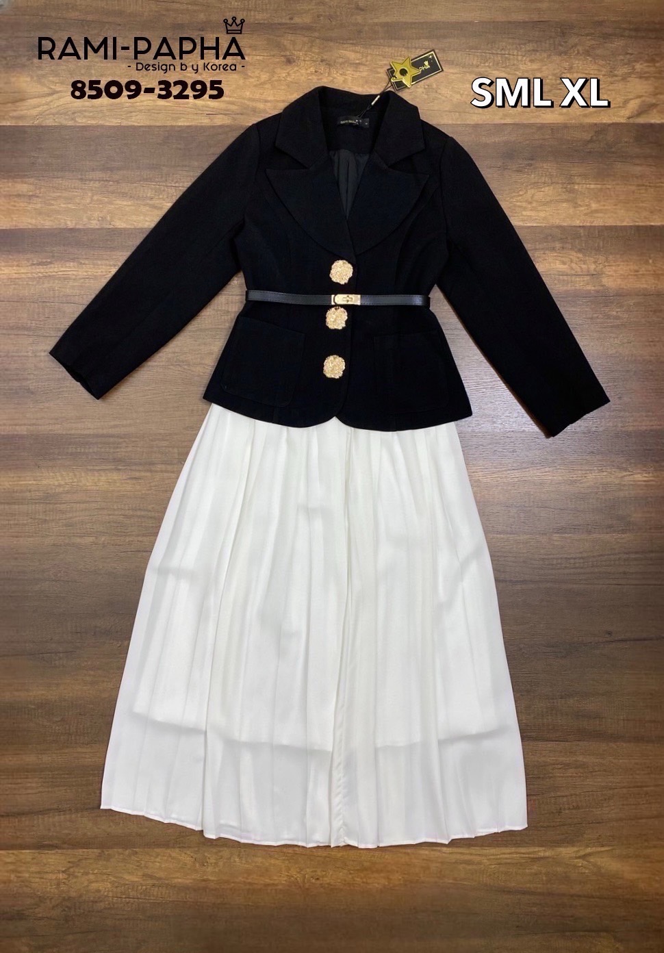 สูท+กระโปรง+เข็มขัด Set.3ชิ้น เสื้อสูทสีดำดีเทลเก๋ กระดุมหน้าสีทองสวยหรูโดดเด่น(กระดุมแป๊ะใช้งานได้จริง ใช้งานง่ายมากค่า) ไหล่เสริมฟองน้ำให้ดูสง่า มีกระเป๋าใช้งานได้จริง ซับในงานสูทอย่างดีทั้งตัว +++มาคู่กับ กระโปรงพลีทขาว มีซับใน ซิปข้าง +++มาคู่กับ พร้อ
