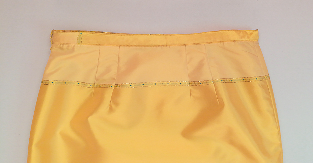 ผ้าถุงไหมสำเร็จรูป (สีเหลือทอง) งานตัดเย็บประณีต อัดผ้ากาวตามสีของผ้าถุง เนื้องานดีเกรด A (รอบเอว 32 นิ้ว)