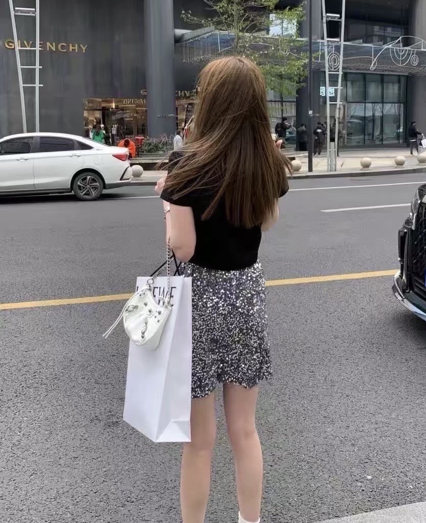 Setเสื้อยืดหยุ่นอย่างดี ใส่สบายๆ (เสื้อทรงสวม) +++มาพร้อมกระโปรงวิ้งวับโทนหรูหรา(ซับในกางเกง) ที่แมชกันได้อย่างลงตัว มีซับในกางเกง มีซิปหลัง +++ มาพร้อม กระเป๋า