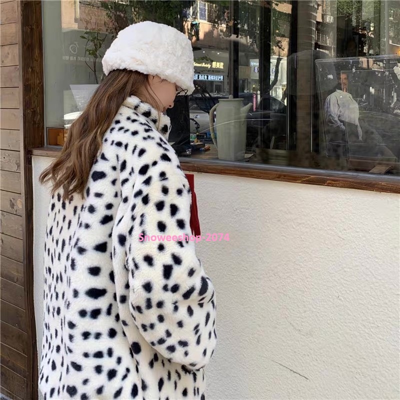 Leopard Lover Must-Have ลายเสือกลับมาแรงอีกครั้ง เสื้อโค้ทขนกำมะหยี่นุ่มฟู ทรงหลวมใส่สบาย สไตล์เกาหลีสุดชิค ใส่เที่ยวต่างประเทศก็ปัง ใส่ในเมืองก็เก๋ อุ่นแต่ไม่อ้วน ใส่แล้วดูแฟสุดๆ ใส่เที่ยวได้ตั้งแต่โซลถึงซัปโปโร พร้อมให้เลือกหลายไซ ใส่ยังไงก็สวยทุกองศา