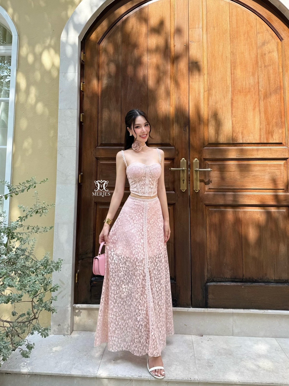 เซตผ้าลูกไม้สีชมพูสายเดี่ยวแต่งผ้าฉลุ สายเดี่ยวทรงสั้นเข้ารูปพร้อมฟองน้ำเสริมอกเพื่อให้ทรงสวยตีเกล็ดฉลุรวบอกและช่วงตัว มาพร้อมกับกระโปรงยาวทรงบานดีเทลแต่งผ้าฉลุด้านหน้ากระโปรงมีซับครึ่งตัวงานซิปหลังทั้งเสื้อและกระโปรง มีเชือกและดอกไม้เข็มกลัดจะใช้ที่คอหรื