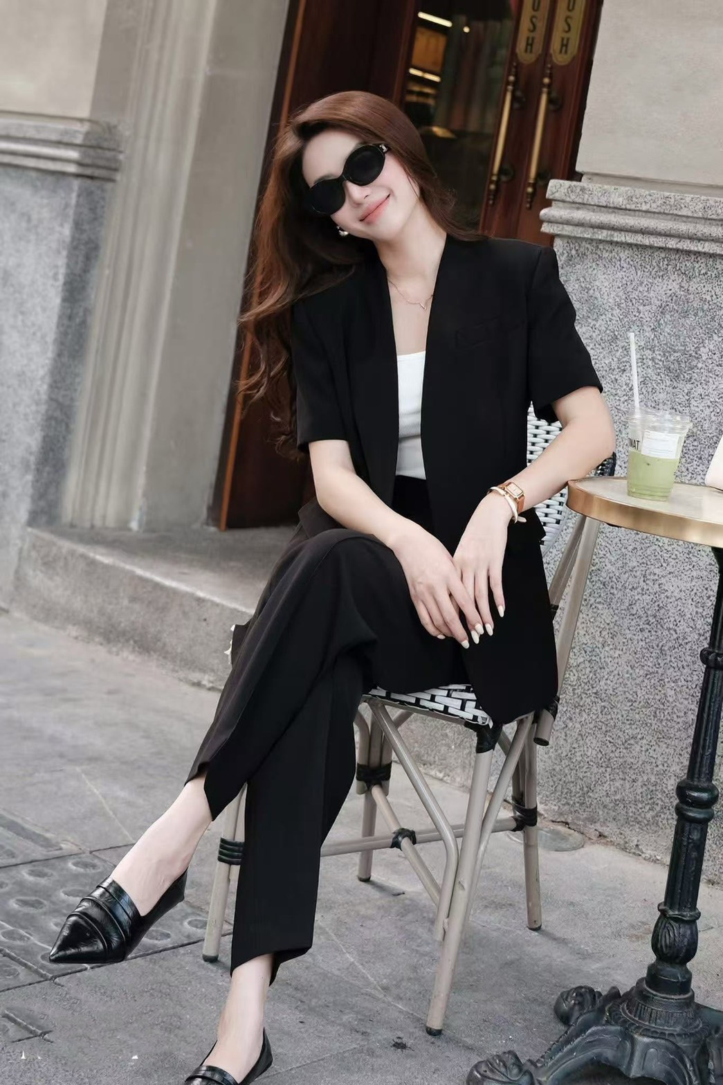 ชุด Set3ชิ้น เสื้อเบลเซอร์+เสื้อกล้าม+กางเกงขายาว เสื้อเบเซอร์แขนสั้นสีดำ ดีเทลแต่งกระเป๋าหน้าใช้งานได้จริง (ไหล่เสริมฟองน้ำ ) และมีเสื้อครอปสีขาว มาพร้อมกางเกงขายาวสีดำทรงสวย ดีเทล แต่งจีบตรงขอบเอว มีกระเป๋าข้าง ซิปหน้า ทรงสวย ลุค CEO ดูสุภาพ บอกเลยว่ารุ
