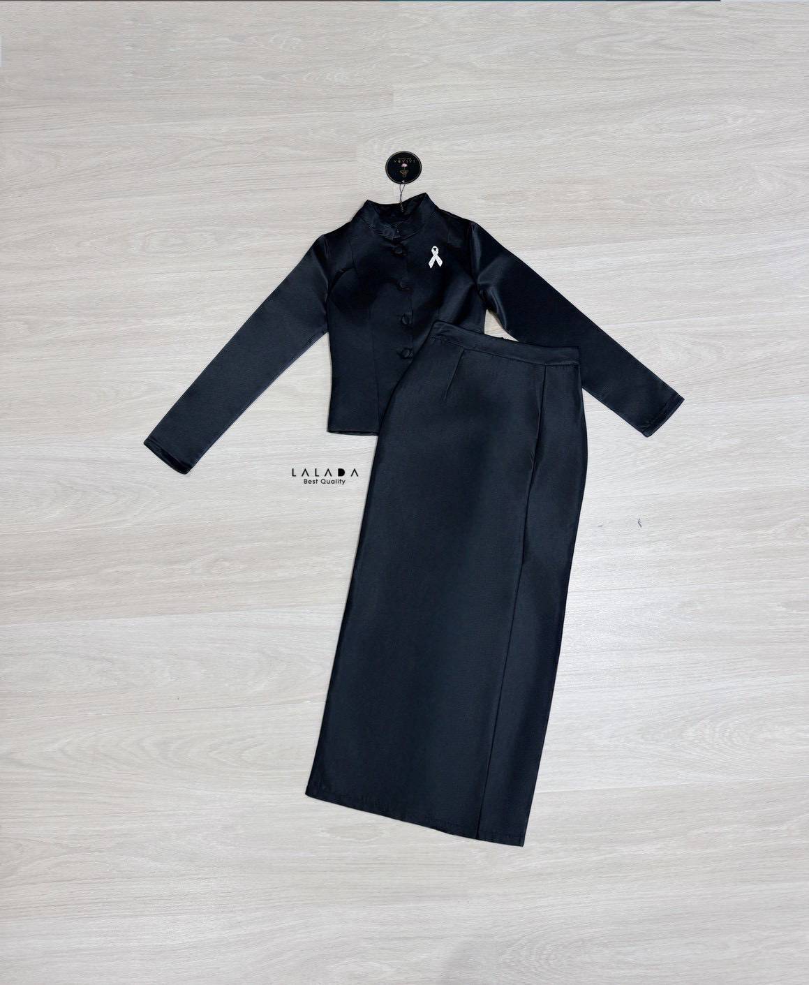 ชุดไทยจิตรลดาสีดำ แขนยาว คอปีนกระดุมหน้าสวยหรูตัดเย็บปราณีตแมทช์กับผ้าถุงสำเร็จรูป งานซิปหลัง + เข็มกลัดเพชร