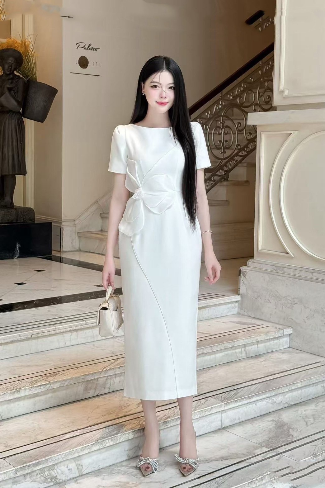 เดรสยาวสีขาวทรงเข้ารูป แขนสั้น ช่วงไหล่และอกเสริมฟองน้ำ ดีไซน์แต่งดอกไม้เห็ยบติดมาเดรส อลังสุดๆ แต่งขอบกุ้นจากไหล่โค้งถึงชายกระโปรง สวยมาก แต่งผ่าหลัง ซิปหลังช่อนอย่างดี งานสวย เนื้อผ้าดี คัตติ๊งเป๊ะ ห้ามพลาด