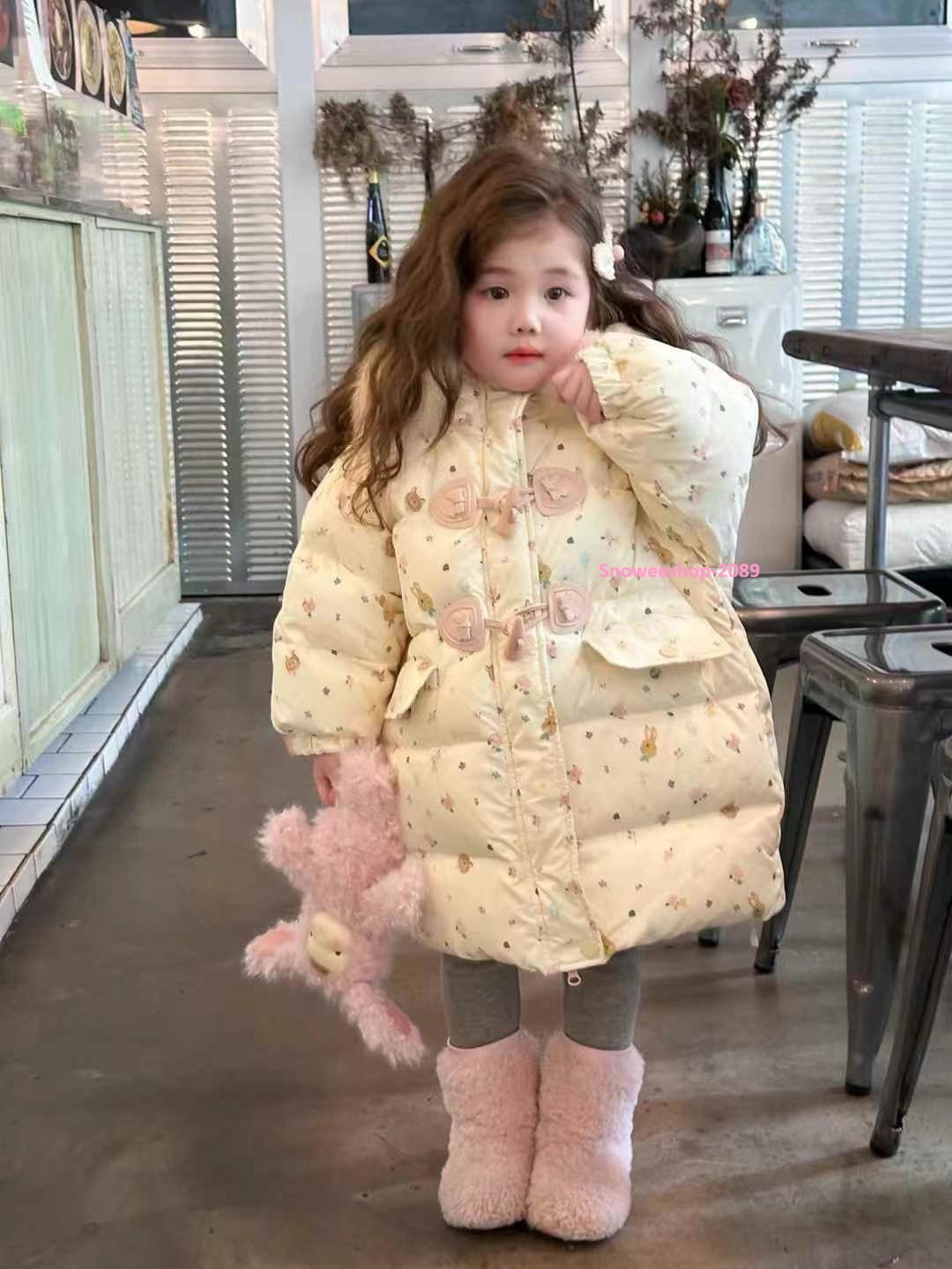 เสื้อกันหนาวเด็กมีไซส์ 80–130 cm Children’s Down Jacket 2025 เรียบหรู ละมุนแบบโทนอบอุ่น สีเบจคุณหนูมาก บุหนานุ่มทั้งตัว ไม่คัน ไม่แข็ง ซิป + กระดุม 2 ชั้น กันลมอยู่สุด ปกสูงกันลมเย็นตรงคอพร้อมหมวกฮู้ดแต่งโบว์ชมพู ใส่ได้ตั้งแต่ ติดลบ ใส่เที่ยวต่างประเทศ หร