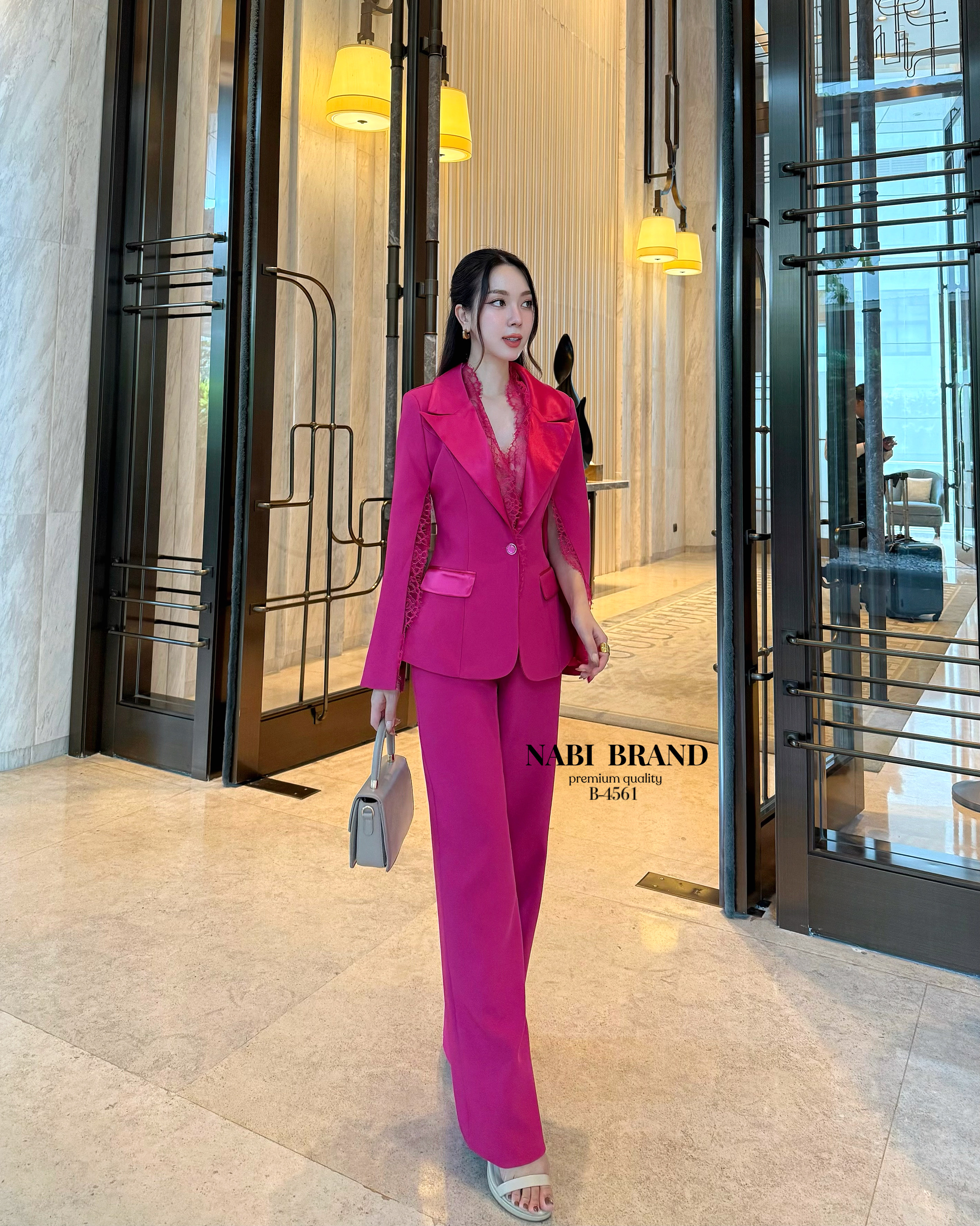 Set 2ชิ้น เสื้อคลุมช่วงแขนผ่าแต่ง ผ้าลูกไม้ ปกคอตัดด้วยผ้าเงามัน แต่งกระดุม 1เม็ด กระเป๋าใช้งานได้จริง มาคู่กับ กางเกงขากระบอกใหญ่ งานซิบหน้าตะขอ กางเกงมีกระเป๋าด้วยค่ะ งานมีซับ ทั้งเซ็ต สูทเสริมไหล่ ใส่สวยดูมีมิติโดดเด่น ดูแพงมากค่ะ ผ้าดีคุ้มเกินราคา พลา