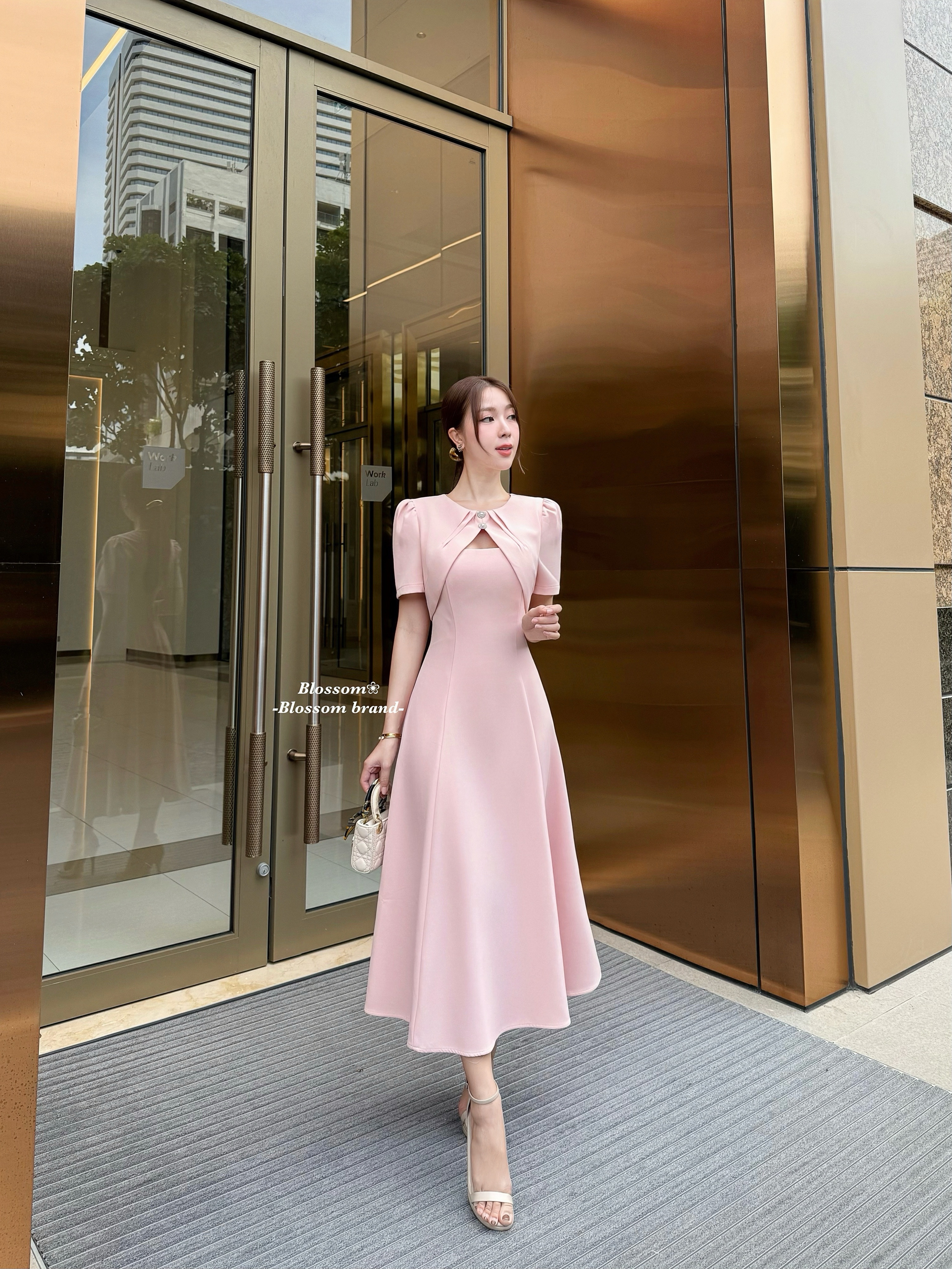 ชุดเดรสยาวดีไซน์เรียบหรู พร้อมลูกเล่นช่วงอกแบบไขว้คล้ายเสื้อคลุมในตัวแต่งกระดุมเพชร คัตติ้งเนี๊ยบเข้ารูปช่วงเอว เสริมให้หุ่นดูเพรียวสวย เนื้อผ้านุ่ม เรียบหรู อยู่ทรงดี ไม่ยับง่าย ใส่แล้วดูแพง ช่วงอกเสริมฟองน้ำ ซับในอย่างดี งานซิปหลังสวมใส่ง่าย