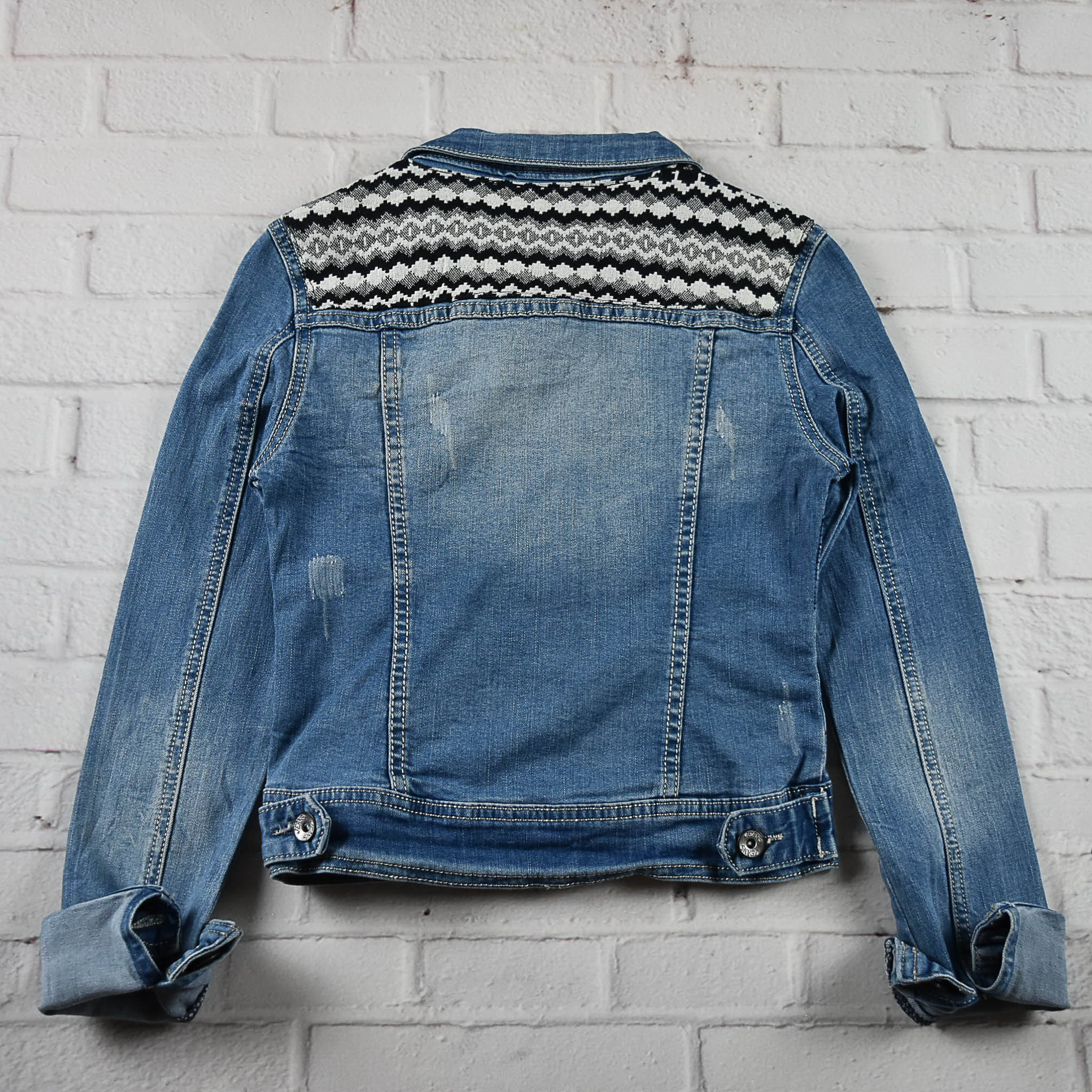 SKINNY LIP อกจริง 28 ไซส์ 120 เสื้อแจ็คเก็ตยีนส์ แขนยาว เด็กชายหญิง สีฟอกซีด เนื้อผ้านุ่ม สภาพดีมาก ผ้ายืด มีกระเป๋าข้าง