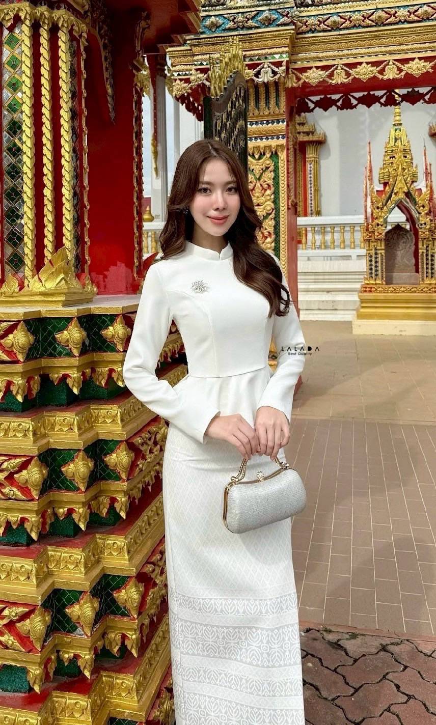 🌸LALADA (ลลดา)🌸พร้อมส่ง 4 ไซส์ค่ะ #งามอย่างไทย #ชุดไทย •Detail : set 2 ชิ้น เสื้้อแขนขาวสีขาว ชายเสื้อระบาย + กระโปรงสำเร็จรูปโทนสีขาว + เข็มกลัด สำหรับไปทำบุญ ชุดไปงาน ชุดแต่งงาน งานบุญ งานบวชได้หมดเลยค่ะ