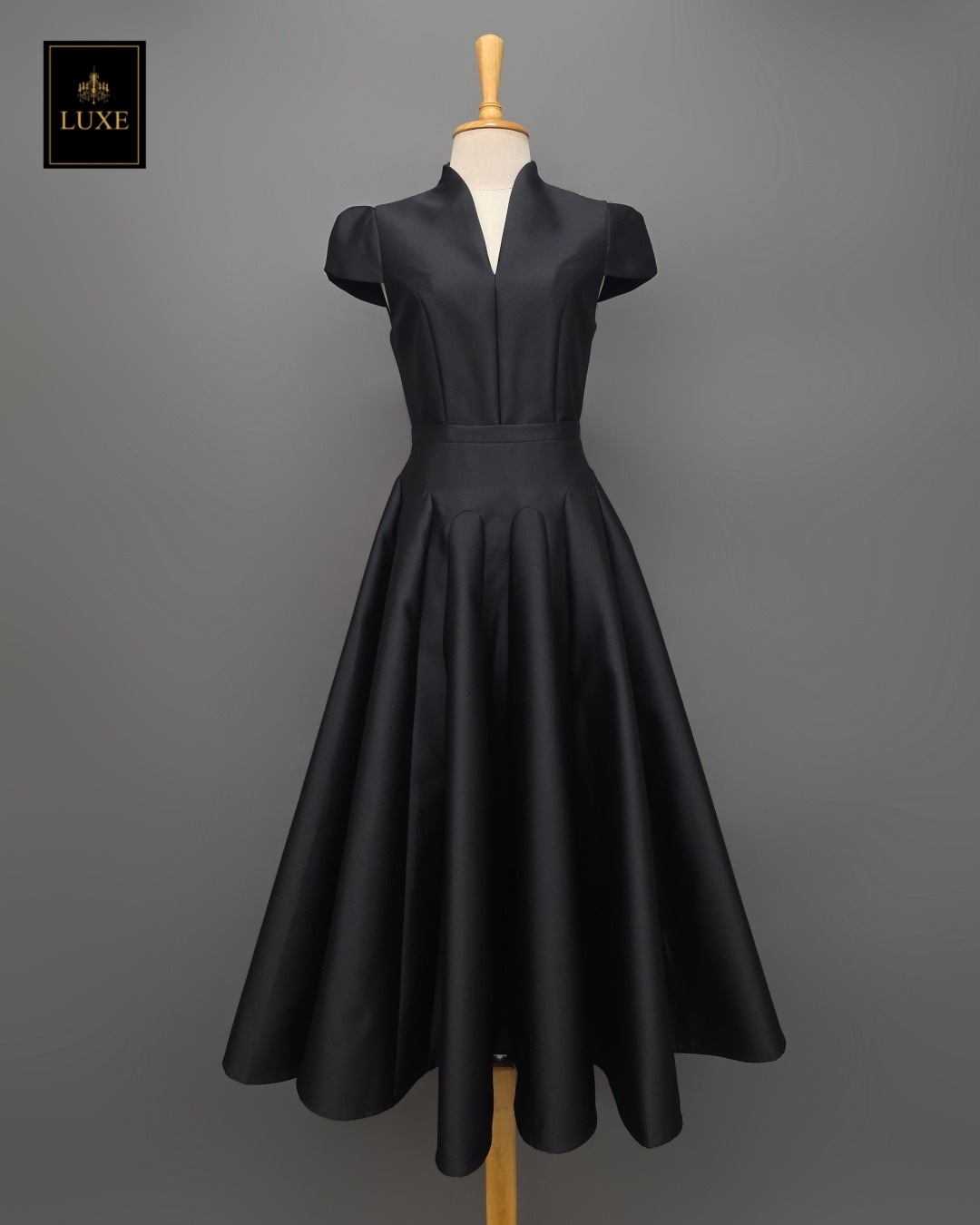 Label : LUXE ☑️เดรสเสื้อคอตั้ง แขนสั้น กระโปรงบาน ☑️ทำจากผ้าไหมดัตเชส ผ้าเนื้อดี เป็นทรง ใส่สบาย คัตติ้งประณีต ☑️ มีซิปซ่อนและซับในเต็มตัว