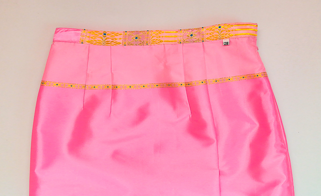 ผ้าถุงไหมสำเร็จรูป (สีชมพู) งานตัดเย็บประณีต อัดผ้ากาวตามสีของผ้าถุง เนื้องานดีเกรด A (รอบเอว 28 นิ้ว)