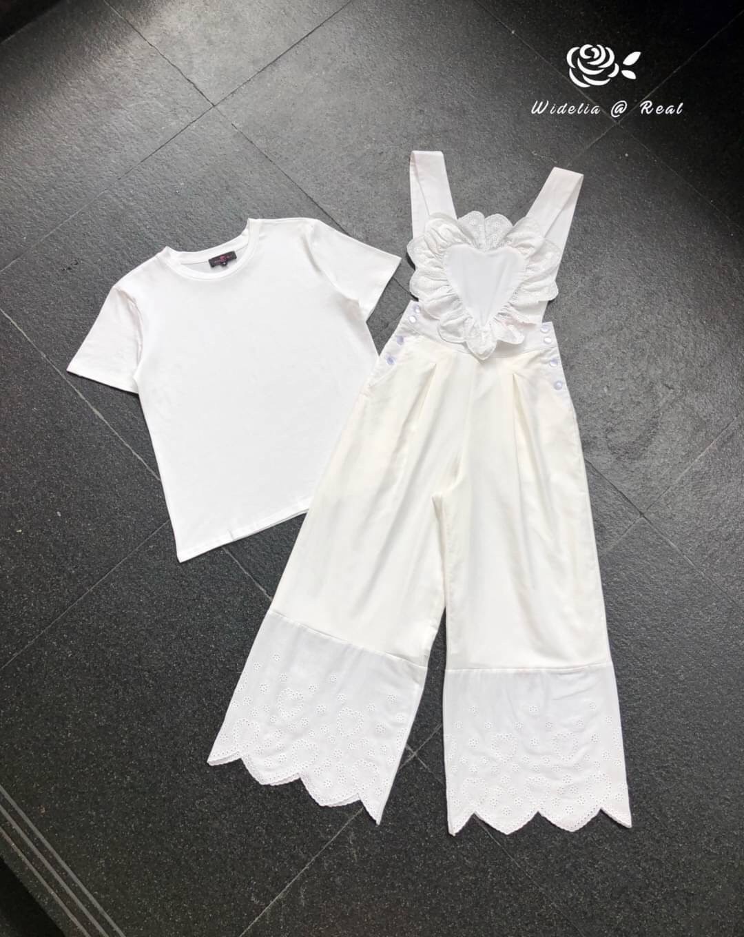 Set เซ็ตจั้มสูทขา 5 ส่วน ทรงสวยเนื้อผ้าอย่างดี ช่วงอกเก๋ไก๋ด้วยระบายหัวใจปักฉลุลายสวยเก๋ ท่อนขาทรงตรงขากระบอกปลายขาต่อชิ้นผ้าปักฉลุลายเก๋ มาพร้อมกับเสื้อยืดเนื้อผ้า Cotton เนื้อนุ่มอย่างดี งานเทียบเท่า 1:1 งานทรงสวยใส่แล้วหุ่นดี แนะนำเลยจ้า รับรองใส่ออกมา