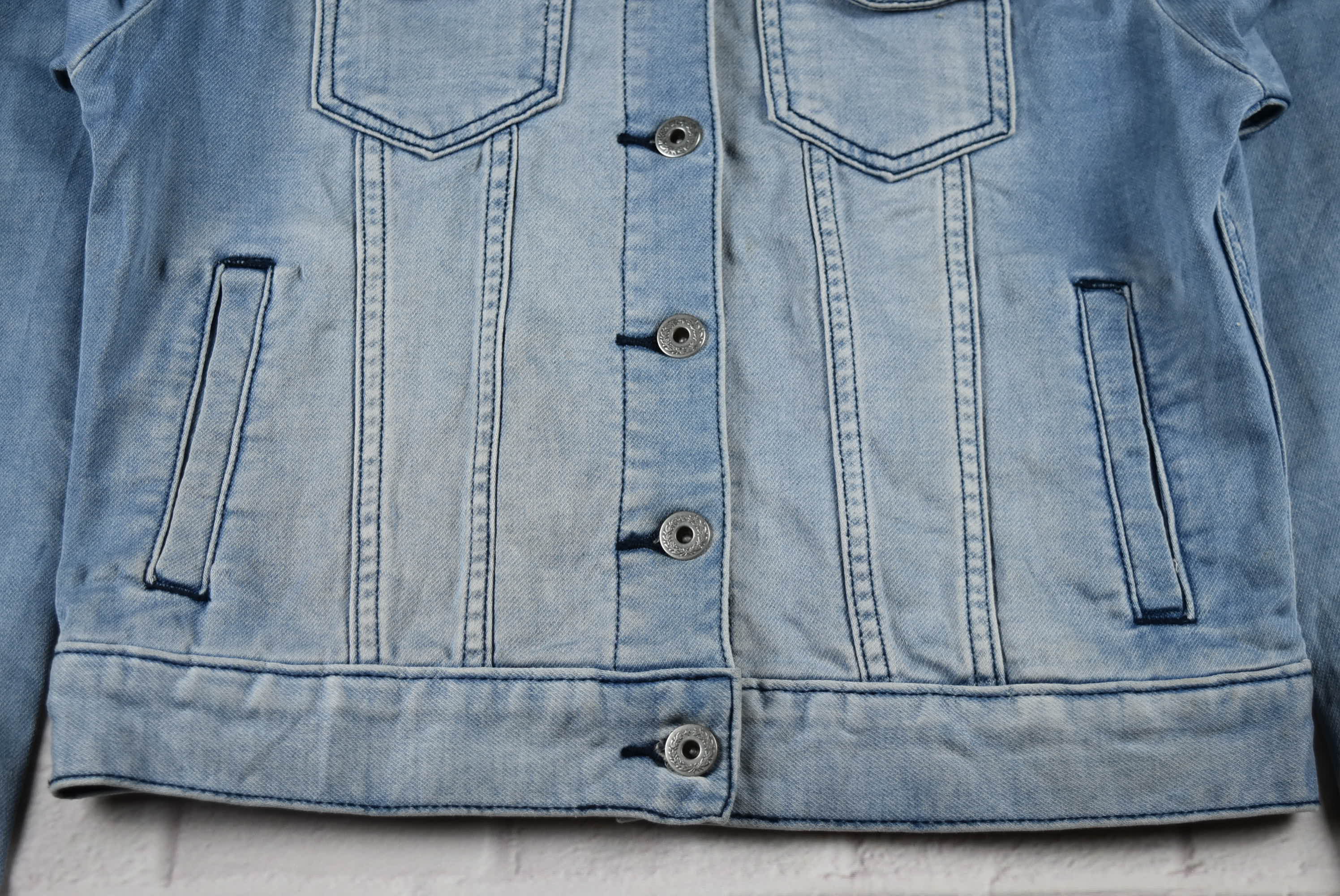 GU อกจริง 35 ไซส์ S เสื้อแจ็คเก็ตยีนส์ แขนยาว ผู้หญิง ผ้ายืดนุ่มใส่สบาย ทรงสวย มีกระเป๋าข้างเป๋าใน