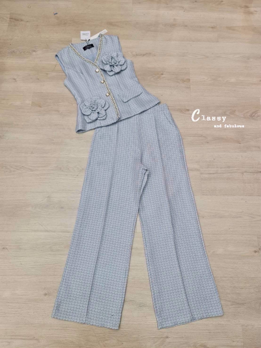 Set เสื้อแขนกุดคอวีผ้าทวิตเกรดดีทั้งตัว มีตกแต่งขอบด้วยเส้นลูกไม้สวยๆ ที่เสื้อ +ดอกไม้เข็มกลัด 2 ดอก+ กางเกงขายาวตีเกล็ดด้านหน้า ใส่แล้วดู chic สวยเก๋มากๆ ค่ะ