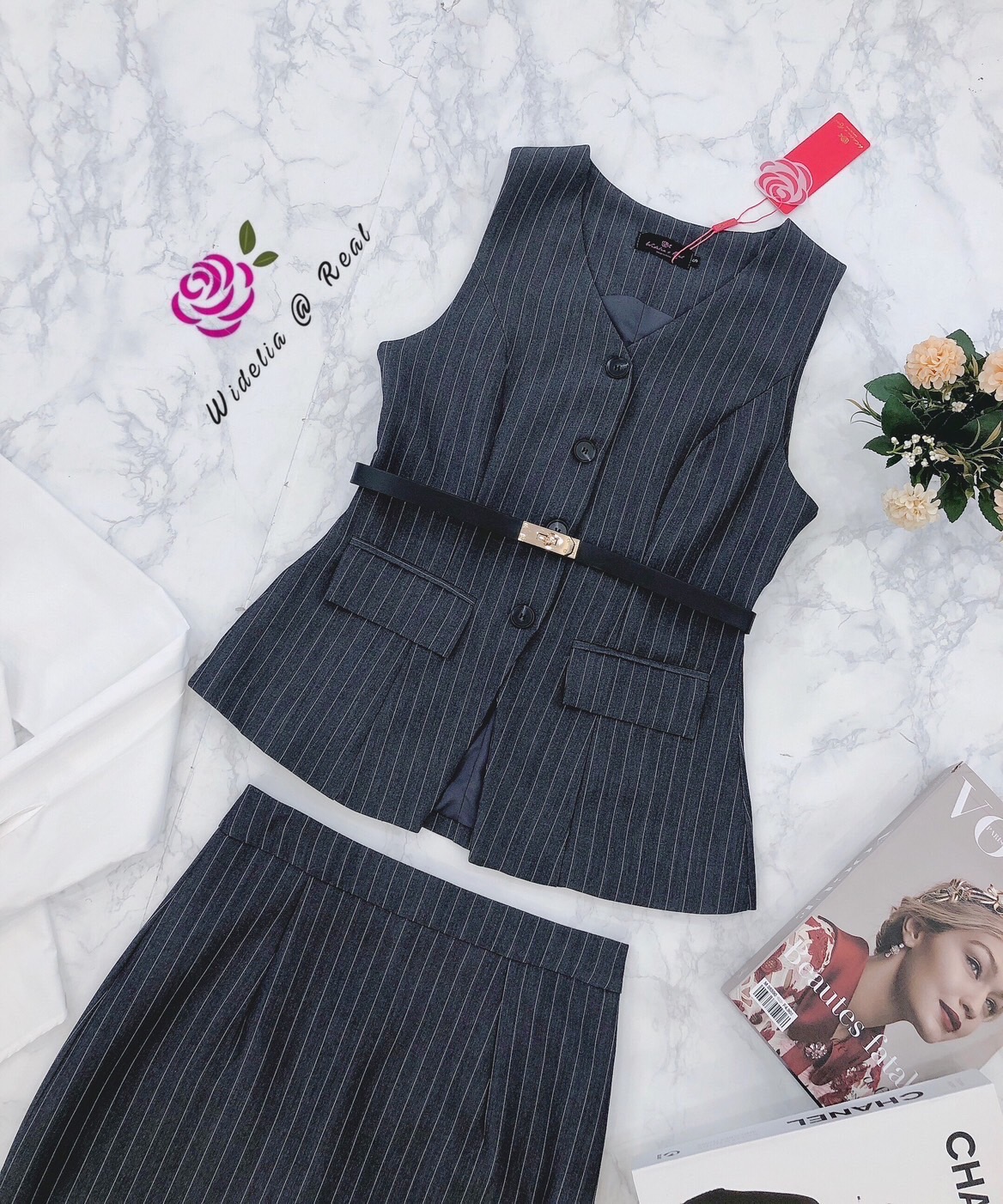 Set 4 ชิ้น มีเสื้อเชิ้ตสีขาว+เสื้อแขนกุด+กระโปรงยาว+เข็มขัด 1 เส้น งานเนื้อผ้าอย่างดีมีน้ำหนัก ผ้าไม่บาง ตัวเสื้อแขนกุดกระดุมหน้า กระโปรงทรงสอบ เอวสูง ผ่าหลัง งานสวยมากชุดนี้ คัตติ้งเนี๊ยบเป๊ะสุดๆ