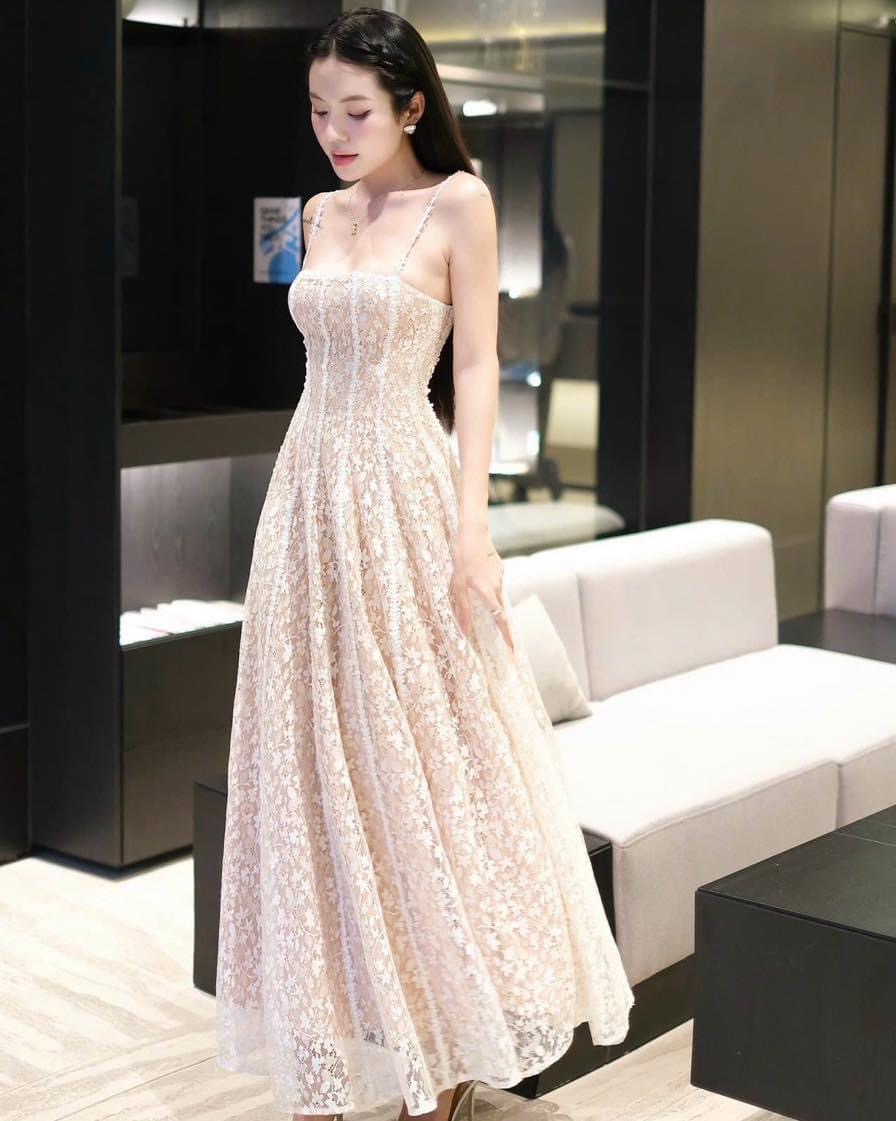 เดรสสายเดี่ยวยาวลูกไม้สีครีม ซ้อนซับในสีเนื้อ ด้านหลังเป็นสายถัก ดึงให้กระชับกับตัวได้ สวยมสกรุ่นนี้ ห้ามพลาดค่ะ