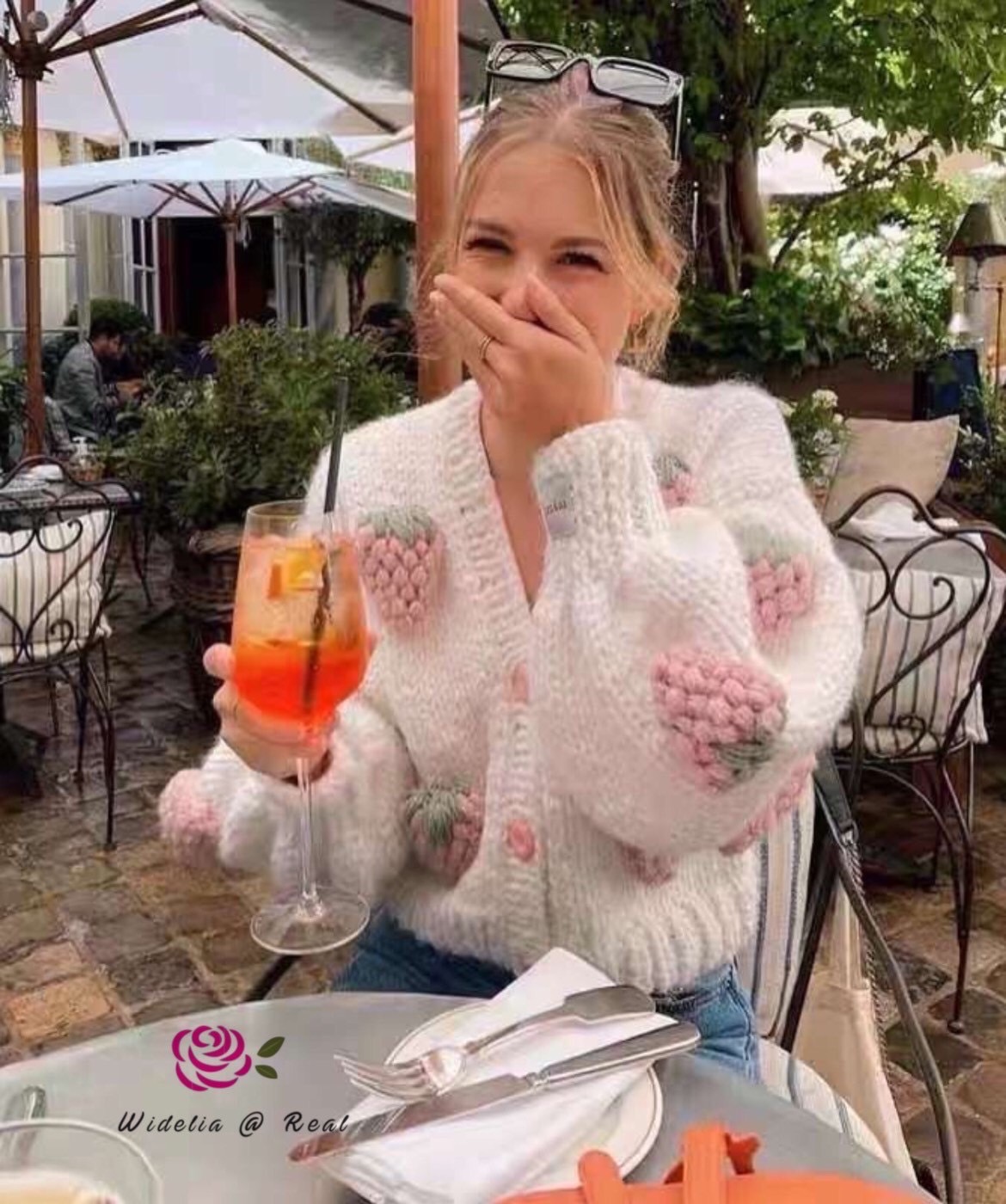 Jacket แจ็คเก็ตแสนสวย คุณขางานสวยอลังการมาก งานน่ารักไม่ไหวแล้วแม่ สตอเบอรี่ลูกใหญ่มาก เนื้อผ้าหนานุ่ม ใส่อุ่นสบาย ใกล้หน้าหนาวแล้วน๊า รีบจัดให้ไวเลยจ้า งานน่ารักทั้ง2สีเลยนะคะ รุ่นนี้งานสวยและผ้าดีสุดๆ