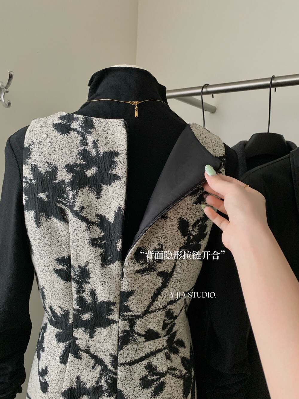 YA SHOP 5767# Set 2 pcs เสื้อแขนยาวคอปีน เนื้อผ้ายืดอย่างดี + เดรสคอวีลายดอก แขนกุด งานซิปหลัง เนื้อผ้าดี มีซับใน งานสวย