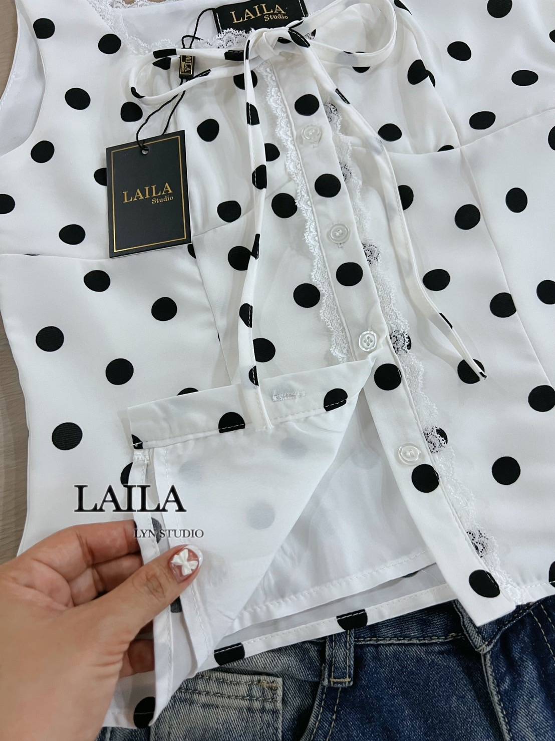 Detail: Set เสื้อ+กางเกง งานเสื้อทรงกล้ามงานแต่งลายจุดทั้วลำตัว ด้านหน้าแต่งกระดุมจะติดหรือปล่อยได้ทั้งสองแบบพร้อมผูกโบว์ งานหน้ารักมากเลยคะ มาพร้อมกางเกงยีนส์ขายาวงานผ้าสวย ทรงปล่อยๆแต่งสียีนส์ฟอกอย่างดี สาวเวียดนามน่ารักแมชกันลงตัว #bylaila brand #กางเก