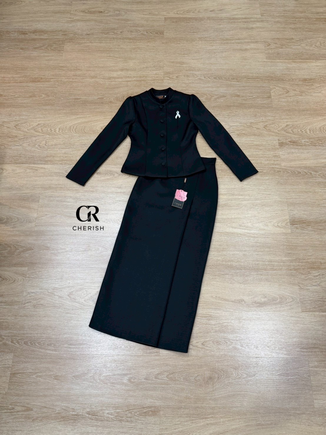 ชุดไทยจิตรลดางานผ้าทวิตพรีเมี่ยม เซ็ท 3 ชิ้น เสื้อแขนยาว ตกแต่งกระดุมหน้า กระโปรงผับจีบหน้า ผ่าหลังพร้อมซับในอย่างดี มีเเข็มกลัดเพชรแถมให้ด้วย ชุดสวยสุภาพ งดงามอย่างไทยค่ะ