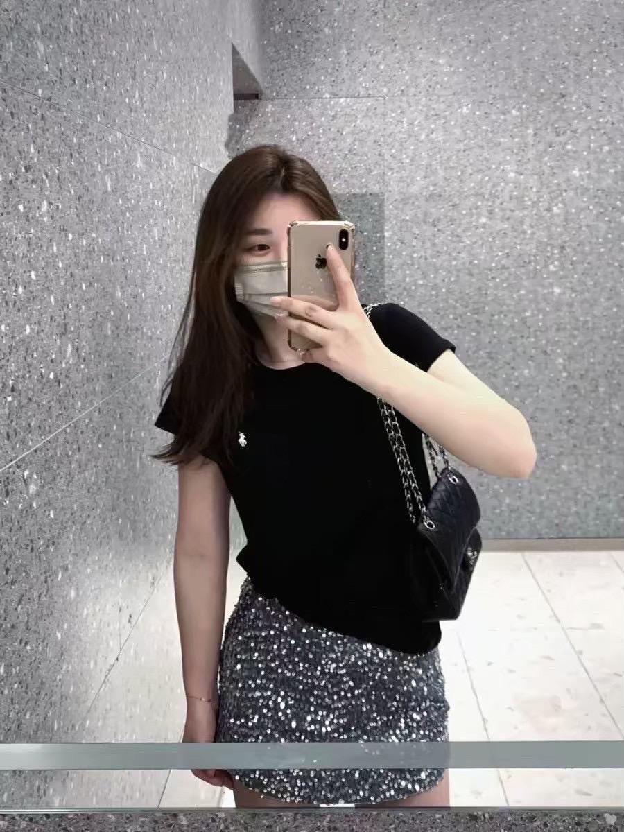 Setเสื้อยืดหยุ่นอย่างดี ใส่สบายๆ (เสื้อทรงสวม) +++มาพร้อมกระโปรงวิ้งวับโทนหรูหรา(ซับในกางเกง) ที่แมชกันได้อย่างลงตัว มีซับในกางเกง มีซิปหลัง +++ มาพร้อม กระเป๋า