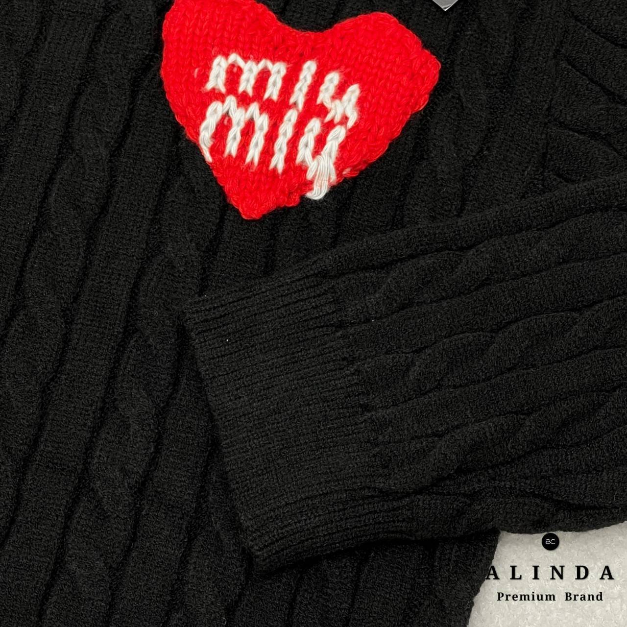 Tag : ❥MMIU Code : #MMUI01 Detail : เสื้อไหมพรมแขนยาวน้องมิวๆ สุดฮอตสุดฮิตมาใหม่คร่าา ตัวเสื้อเป็นเสื้อไหมพรมแขนยาว เกรดพรีเมี่ยม ใส่แล้วไม่คัน ตัวเสื้อมีความหนากำลังดี เนื้อผ้านิ่มมากค่ะ ตรงอกซ้ายเป็นรูปหัวใจพร้อมโลโก้น่ารักๆ