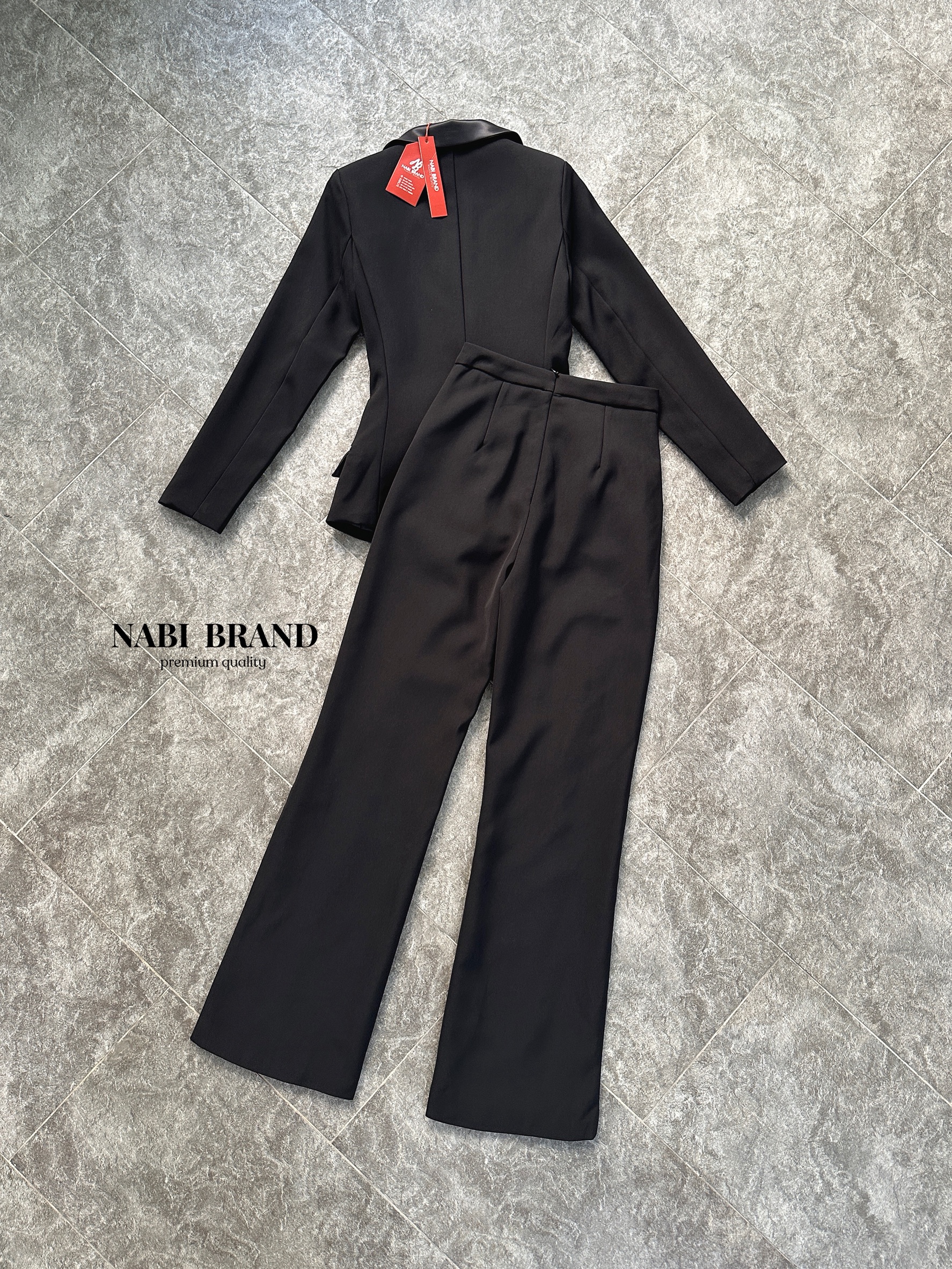 set เสื้อเบเซอร์ + กางเกงขายาว เรียบหรู เสื้อสูทแต่งปกผ้าเงาให้ดูเด่น กางเกงทรงเข้ารูปบานปลายเล็กน้อย