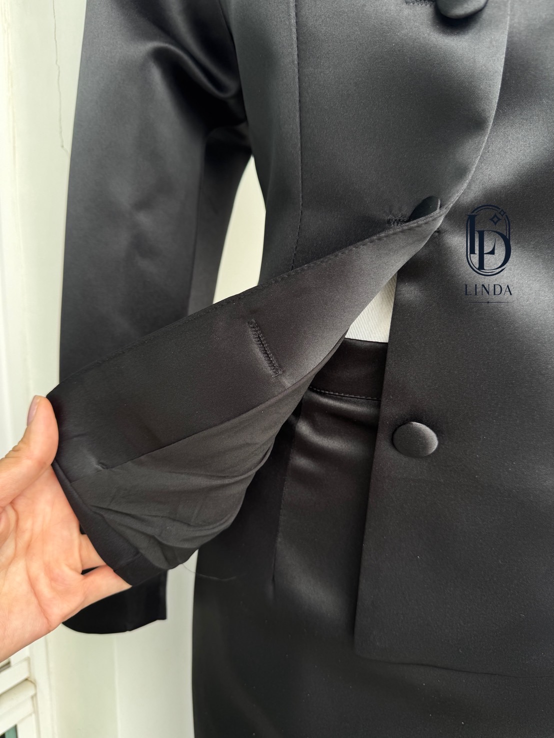 ชุดไทยจิตรลดาคอตั้งแขนยาวบ่าเสริมฟองน้ำยกไหล่กระดุมปั้มเรียงเม็ดตัวชุดเข้าเอวแต่ไม่แน่นทรงสวยมาพร้อมผ้าถุงป้ายหน้าใช้ผ้าเยอะเผื่อให้ใส่เดินนั่งได้สะดวกเพราะตรงที่ป้ายเผื่อผ้าให้เยอะไม่มีผ่าหลังใส่ได้สุภาพเนื้อผ้าไหมอิตาลี