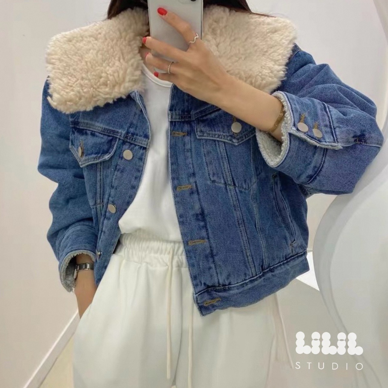 Denim Jacket🐨 แจ็คเก็ตผ้ายีนส์ปกใหญ่ ด้านในขนนุ่ม ดูมีสไตล์ ขนาดพอดีตัว อุ่นๆ กระเป๋าข้าง รุ่นนี้ขอบอกทริปไปเที่ยวได้ใส่แน่