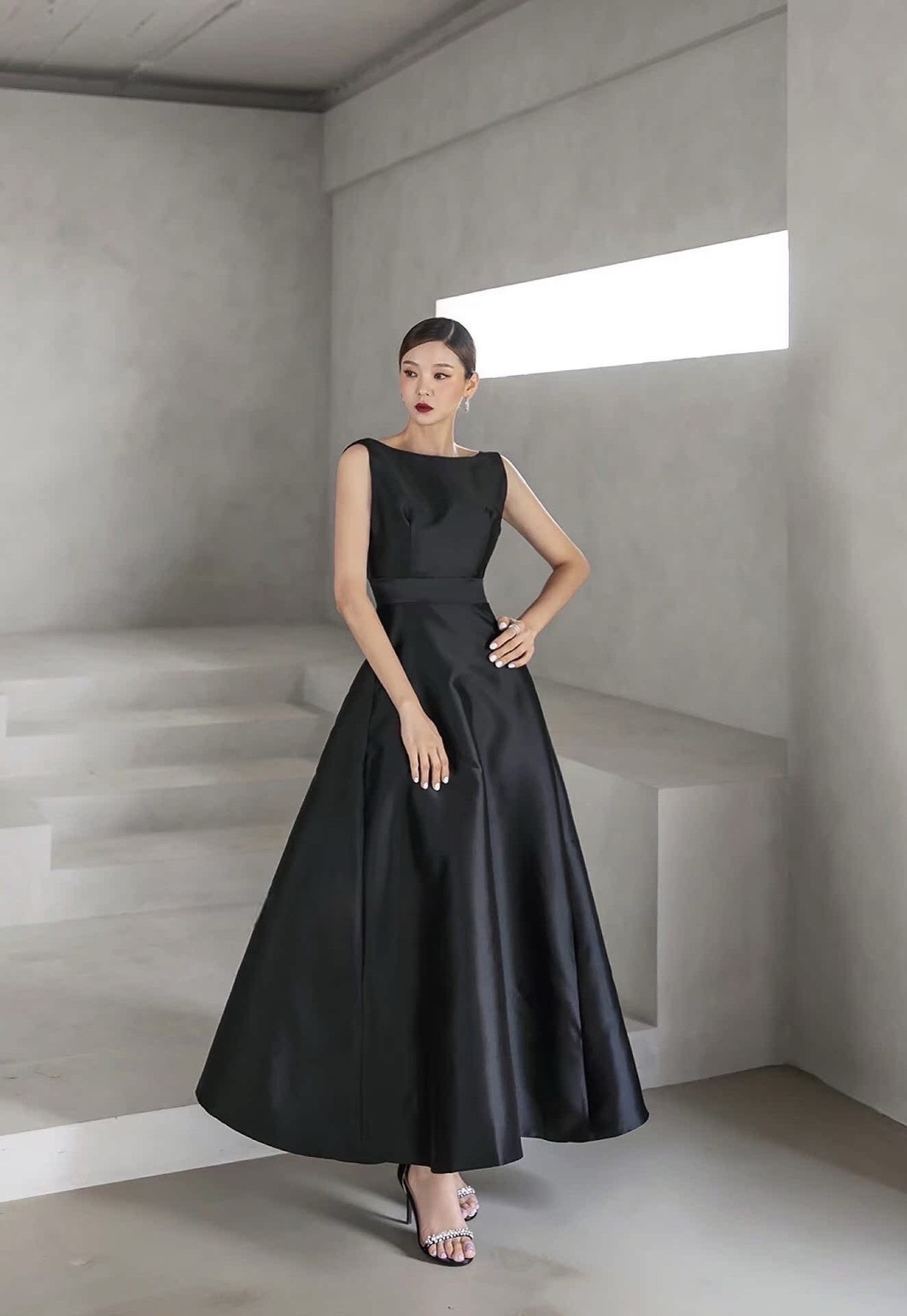 เดรสแขนกุดคอกลมแพทเทิ้นเป๊ะ มาในสีดำกระโปรงบาน ใส่สวยมาก ปังปุริเย้แน่นอนค่า ห้ามพลาด