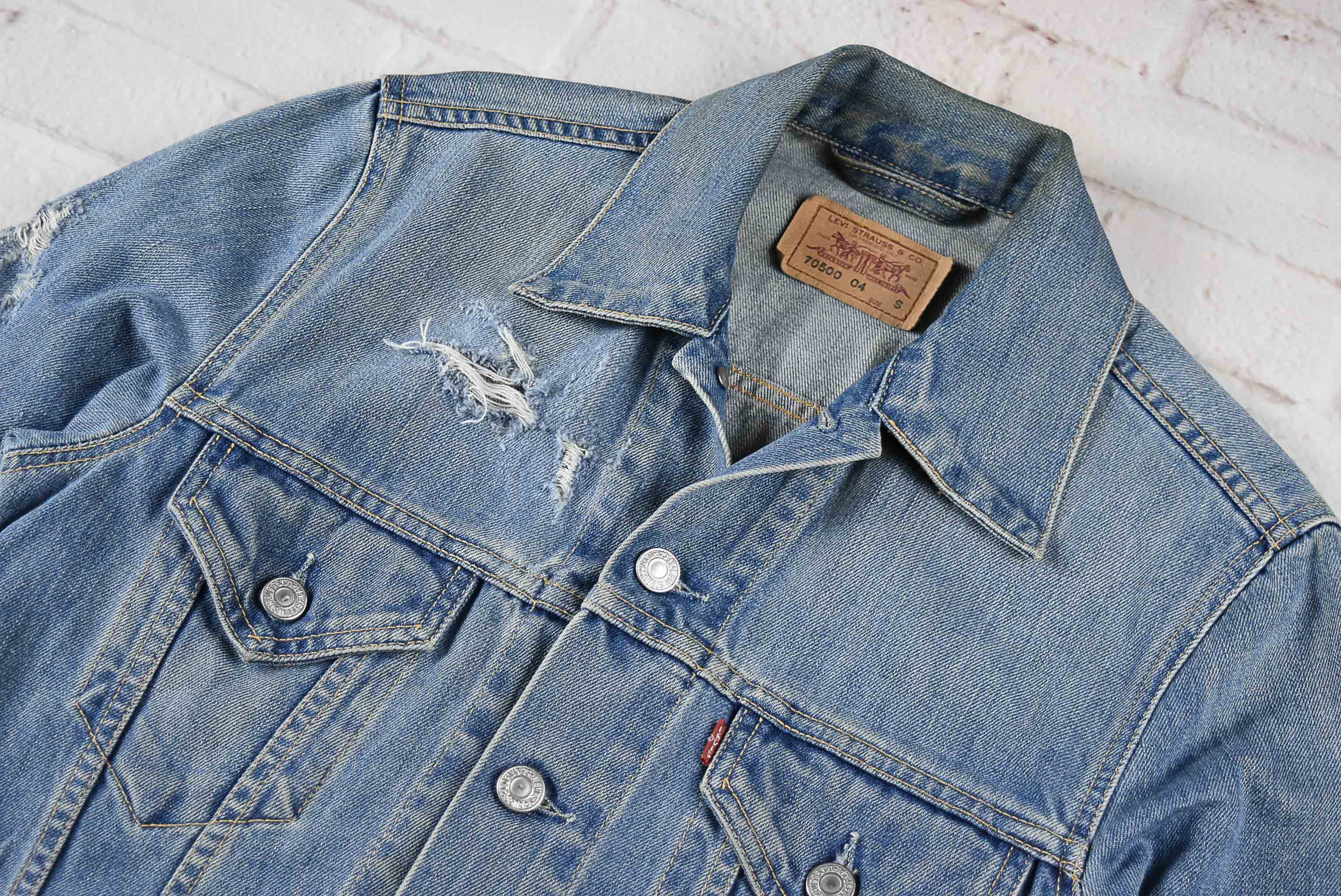 Levi's Tunisia อกจริง 34 ไซส์ S เสื้อแจ็คเก็ตยีนส์ แขนยาว ผู้หญิง ทรงดีมาก แต่งขาด สภาพใหม่มากๆ ผ้านุ่มใส่สบายทรงหล่อ