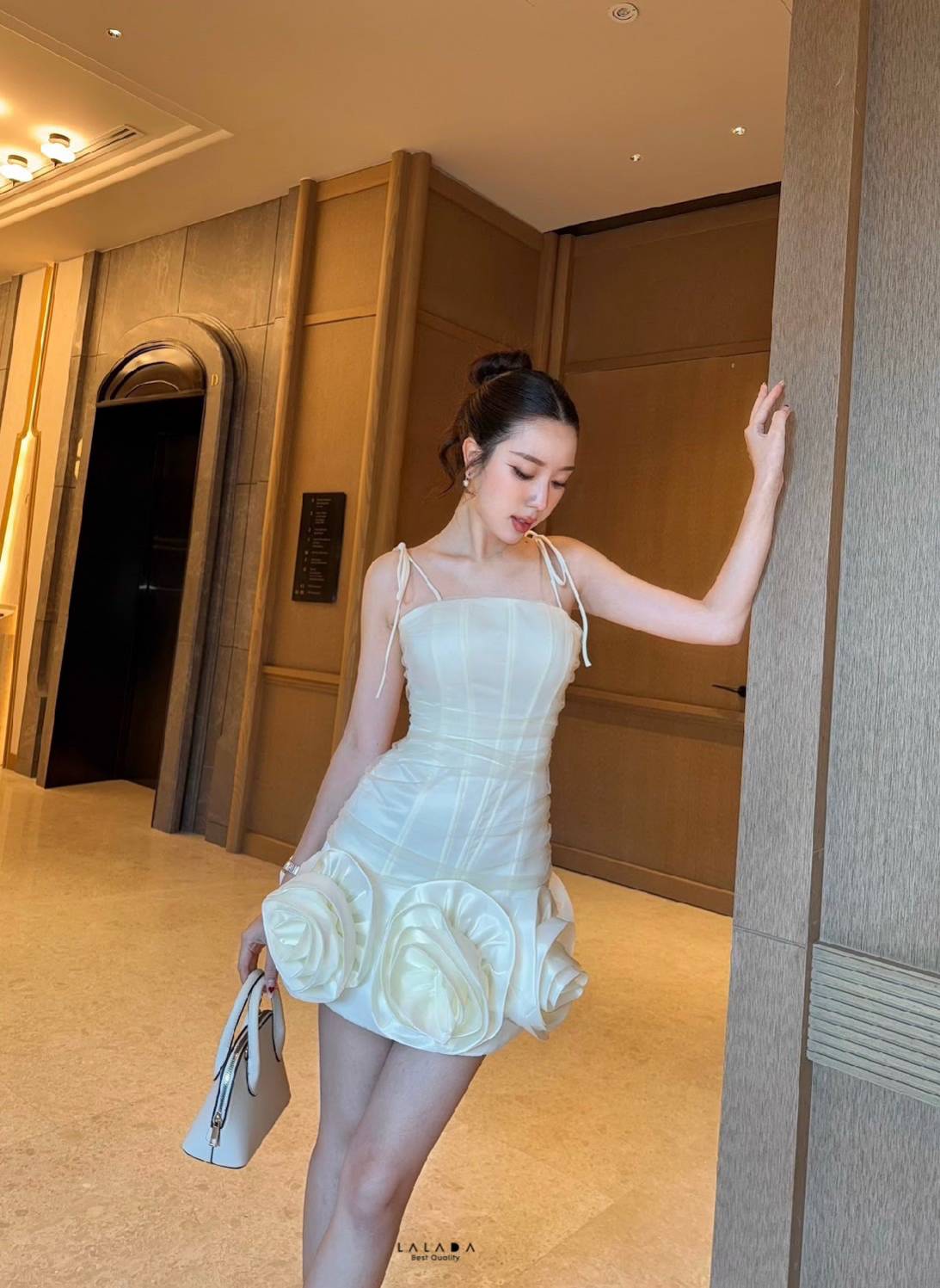 มินิเดรสเกาะอก สายผูกไหล่ได้ตามต้องการ ช่วงตัวแต่งผ้าซีทรู ช่วงล่างปักดอกไม้ 3D แบบเแน่นๆเลยค่ะ งานซิบหลัง ตัดเย็บอย่างดี อกเสริมฟองน้ำ