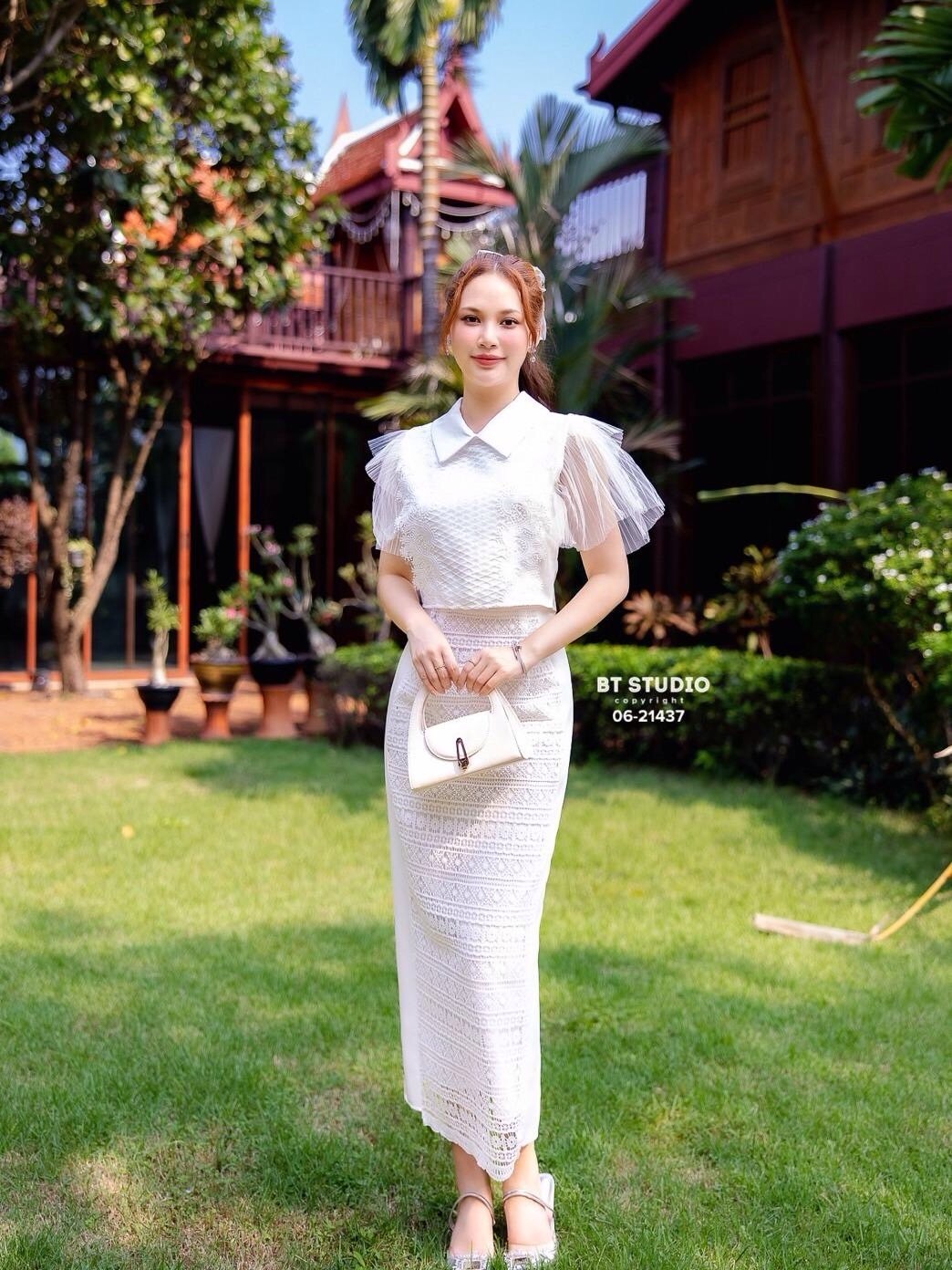 TAG : BT STUDIO DETAIL : เซท 2 ชิ้น เสื้อคอปกแต่งระบายตรงกลางตัดต่อติดลายลูกไม้ มาพร้อมกระโปรงยาวด้านหน้าตัดต่อลูกไม้ด้านหลังผ่าหลัง งานสวยเนื้อผ้าดี คัตติ๊งสวยมาก