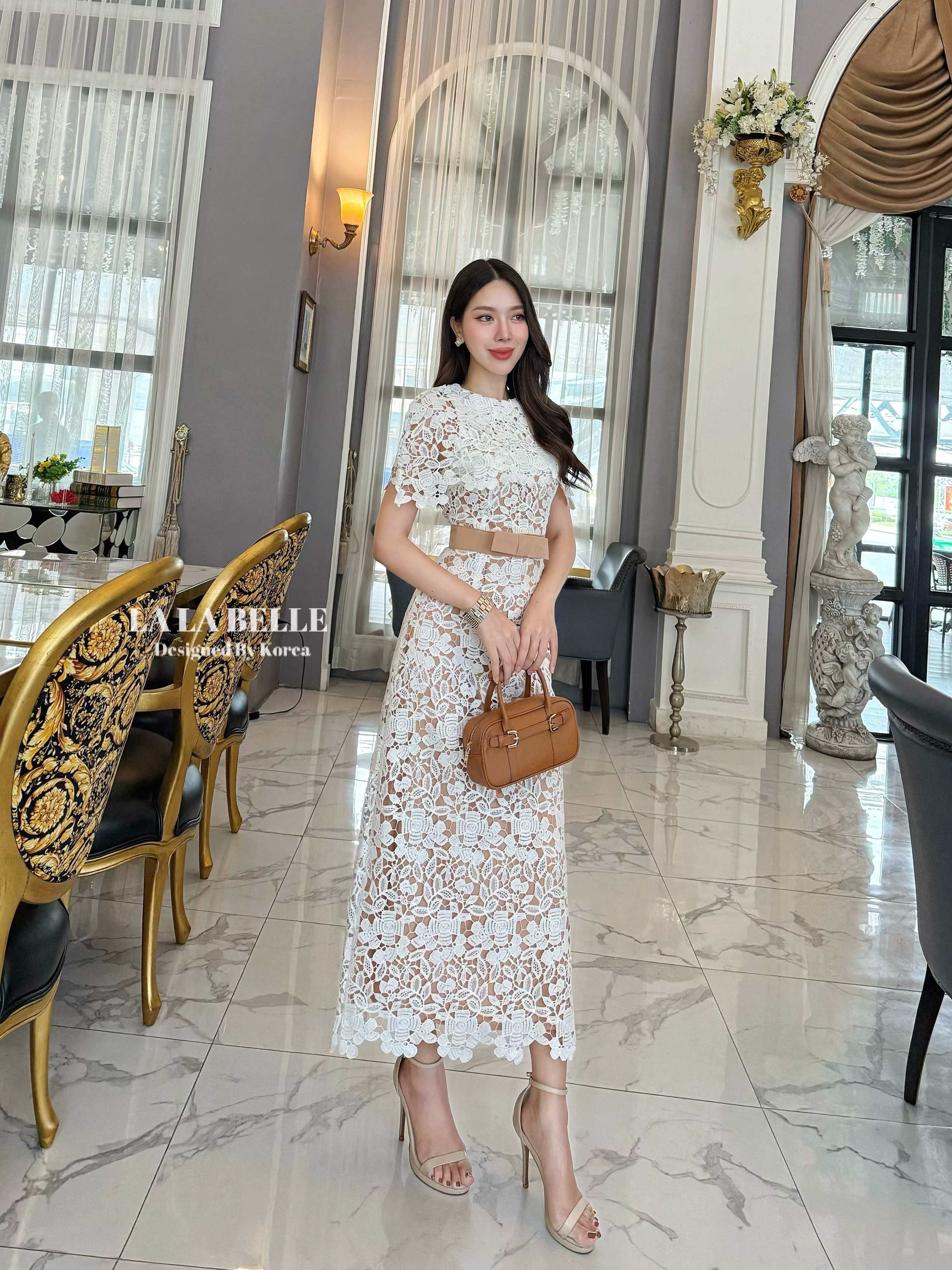 เดรสลูกไม้รุ่นฮอตดัดแปลงมาเป็นทรงคลุมไหล่รุ่นขายดีของที่ร้านทรงชุดคอกลมคลุมไหล่เอวเข้ารูปแต่งขอบเอวโบว์กระโปรงยางทรงเอมีซัยในถึงปลายชุดสวย