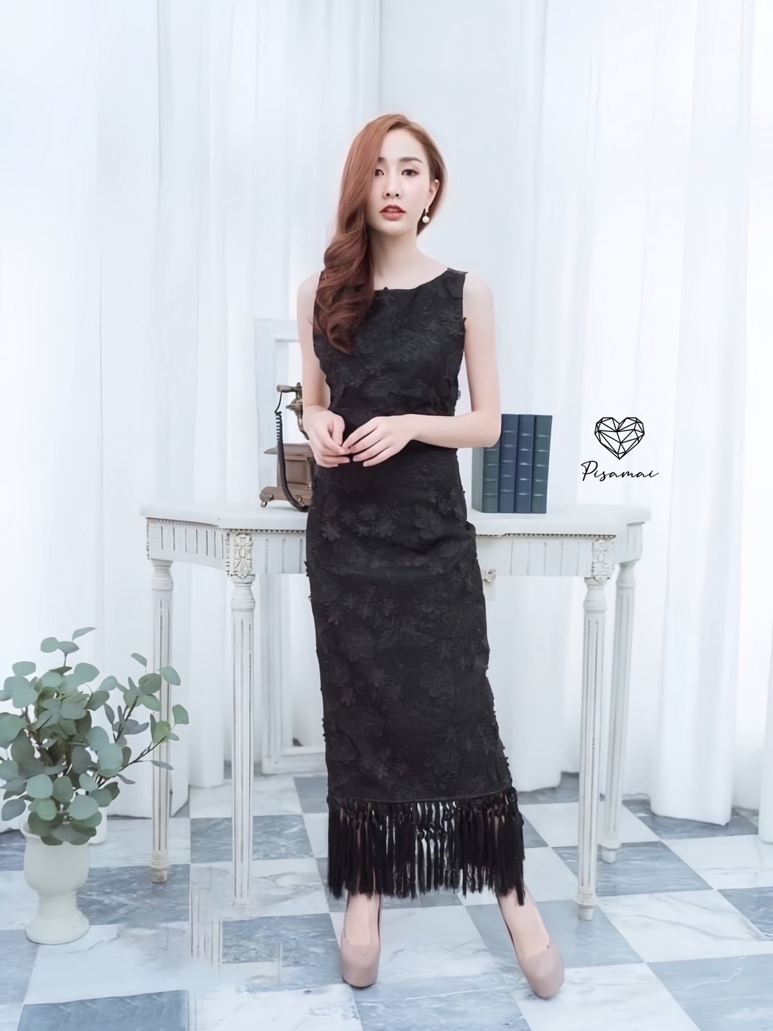 เดรสแขนกุดสีดำตัวยาวมาในงานผ้าลูกไม้ฉลุนูนสีดำ ด้านหลังเป็นทรงเปิดหลัง ช่วงชายแต่งพู่เส้น เทคเจอร์ผ้าสวยสวยมากๆค่า ต้องมีเลยค่า